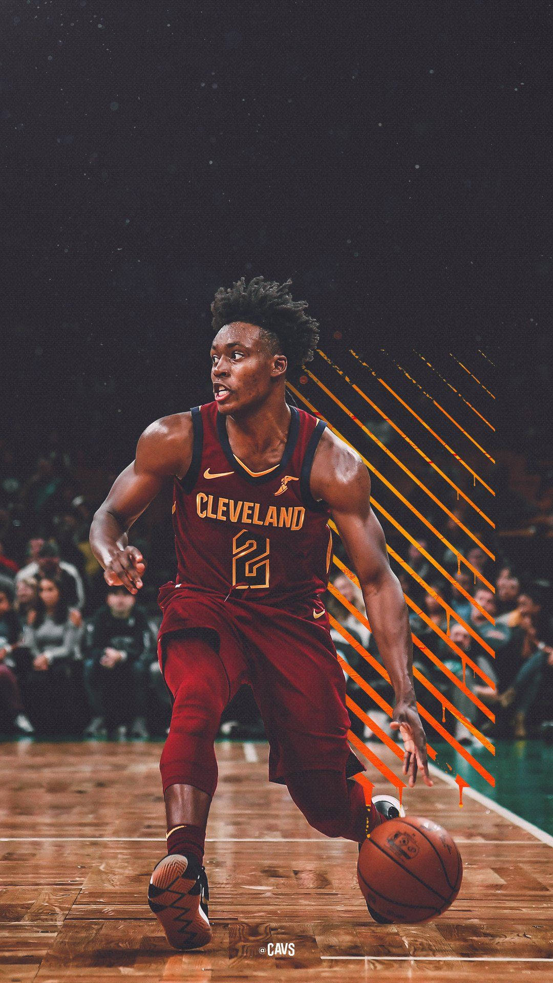 NBA球員科林·塞克森身穿栗色球衣 壁紙 — 一名身穿克里夫蘭球衣的籃球運動員在體育館燈光下的硬木球場上激烈運球，身後有動態的橙色線條。