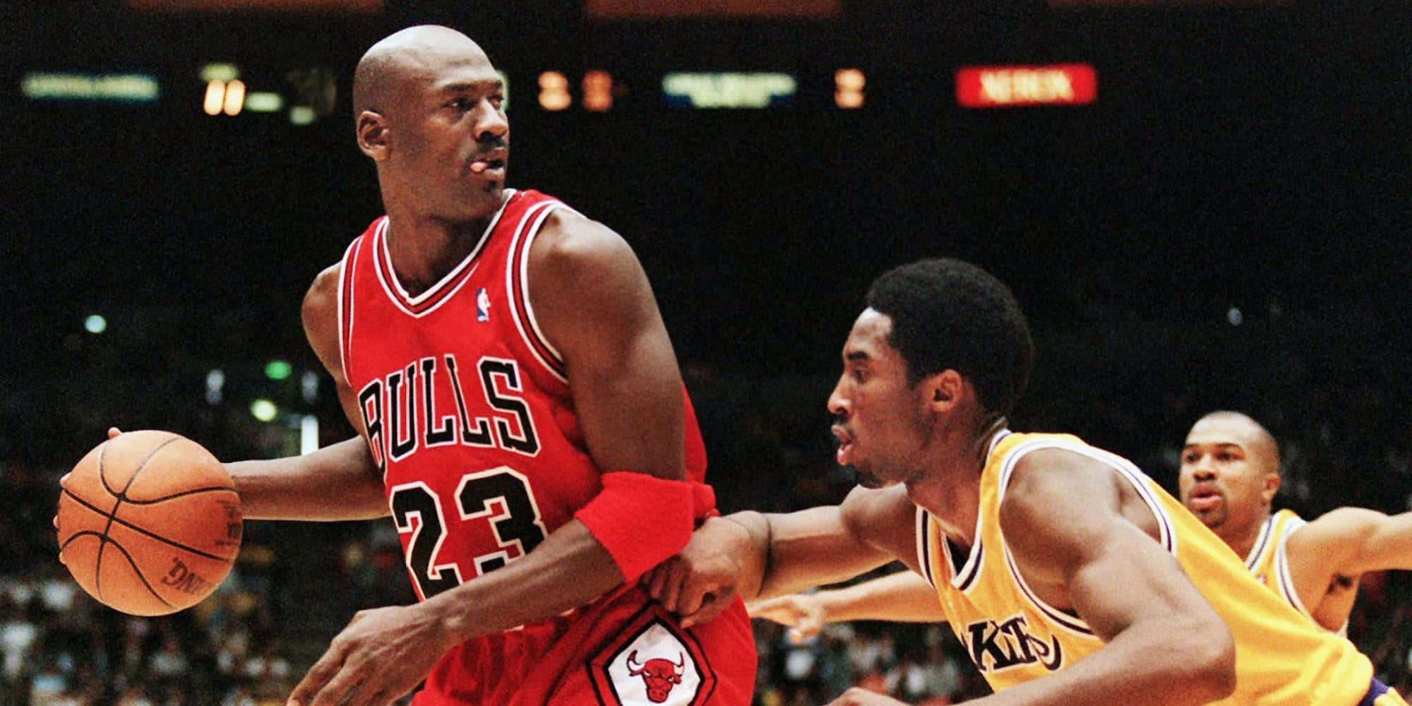 NBA球員科比·布萊恩特與邁克爾·喬丹1998年比賽 壁紙 — 米高佐敦身穿紅色公牛球衣，在激烈的NBA比賽中運球越過身穿黃色湖人球衣的高比拜仁。