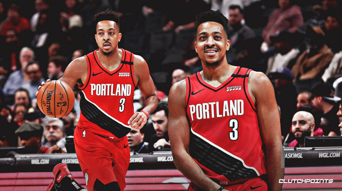 NBA球星CJ麥可盧姆賽場雙圖 壁紙 — 兩名身穿紅色波特蘭拓荒者隊球衣的籃球運動員在球場上動態擺姿勢，身後是模糊的人群。