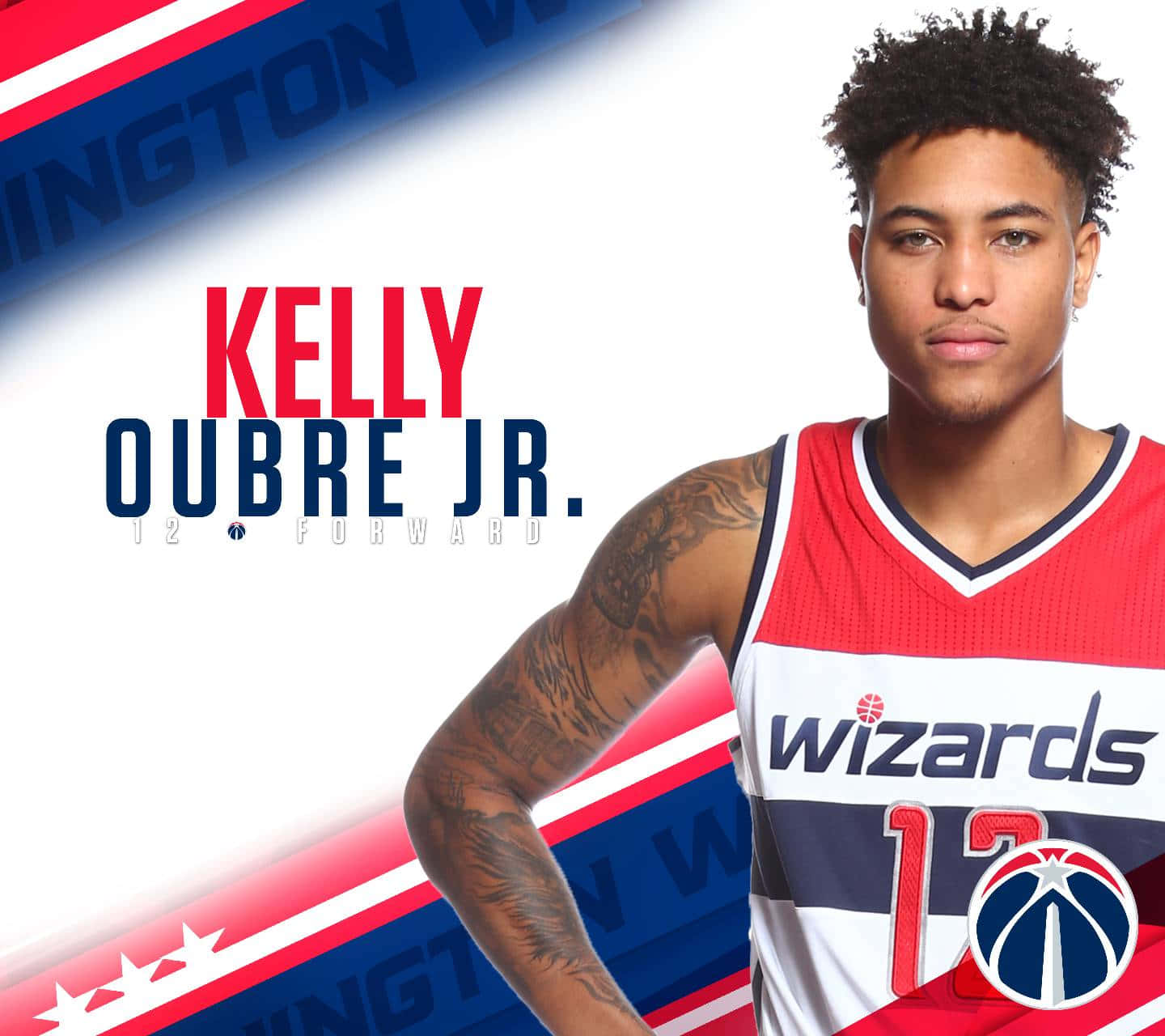 NBA球星凱利·奧布雷 Jr. 壁紙 — 一名身穿巫師隊球衣的籃球運動員自信地站立，手臂上的紋身清晰可見，背景是大膽的紅、白、藍圖形。