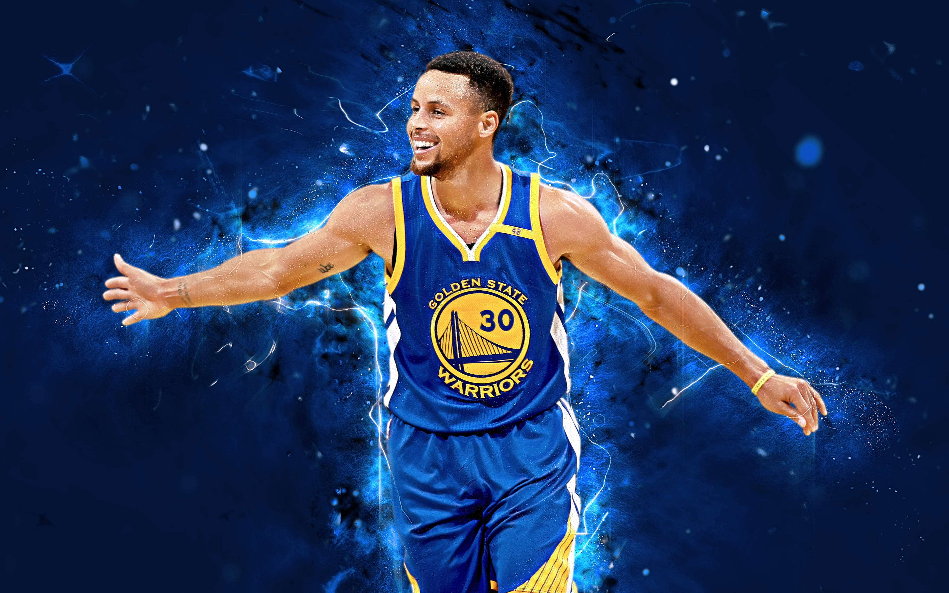 NBA球星史蒂芬·柯瑞微笑桌面壁紙 壁紙 — 籃球運動員史提芬居里身穿金州勇士隊球衣，在宇宙深藍色背景下散發出電光藍色能量。