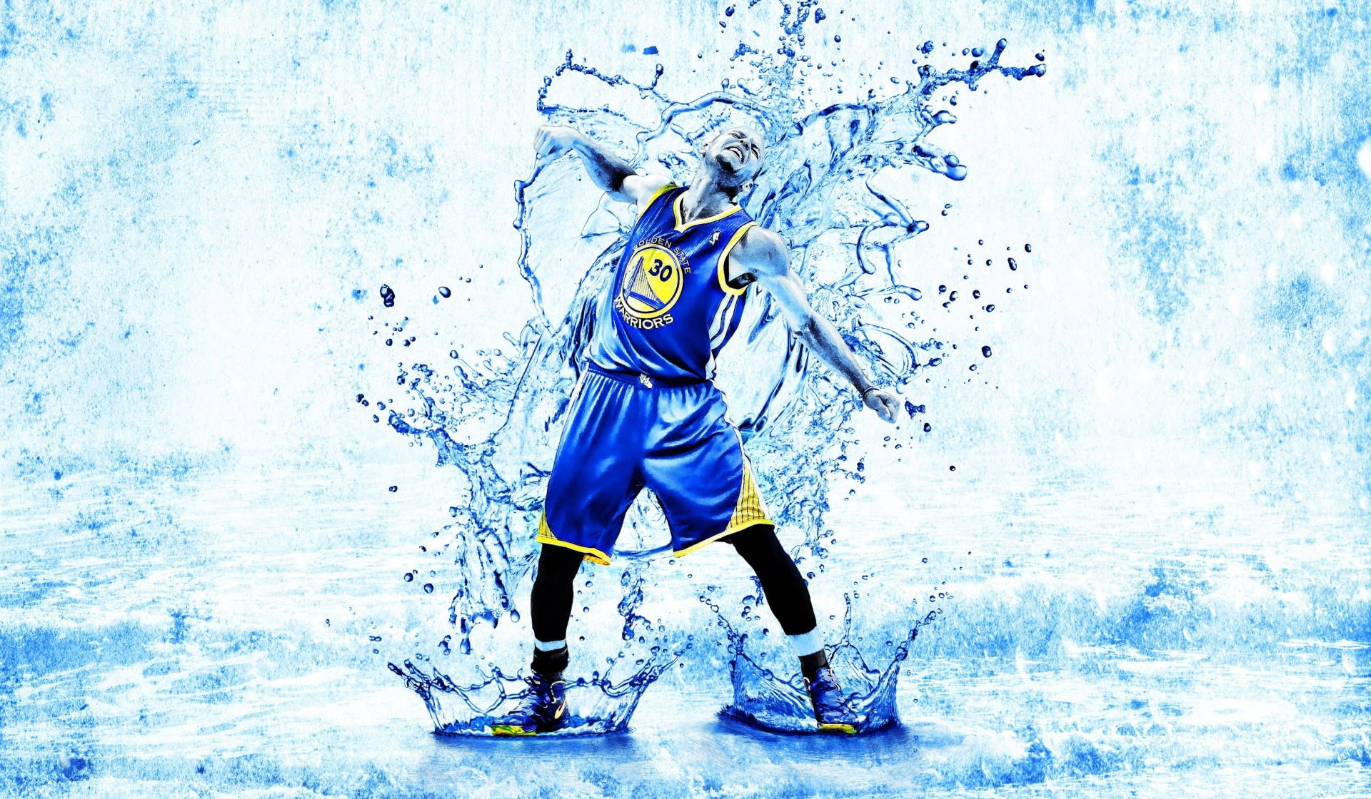 NBA球星史蒂芬·柯瑞水中桌面壁紙 壁紙 — 一名身穿藍色勇士隊球衣的籃球運動員從動態的水花中出現，背景是帶有紋理的冰藍色。