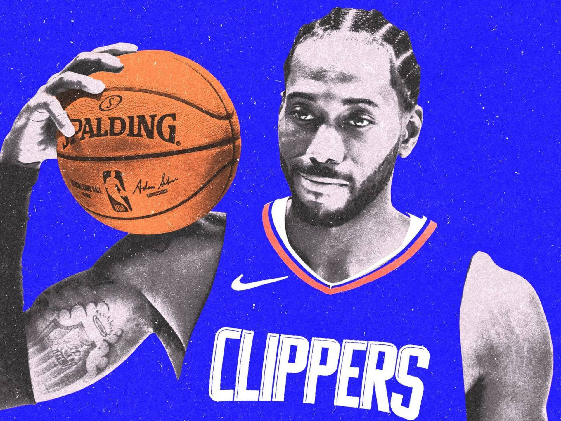 身穿快艇隊球衣的籃球運動員在藍色背景上手持 Spalding 籃球。