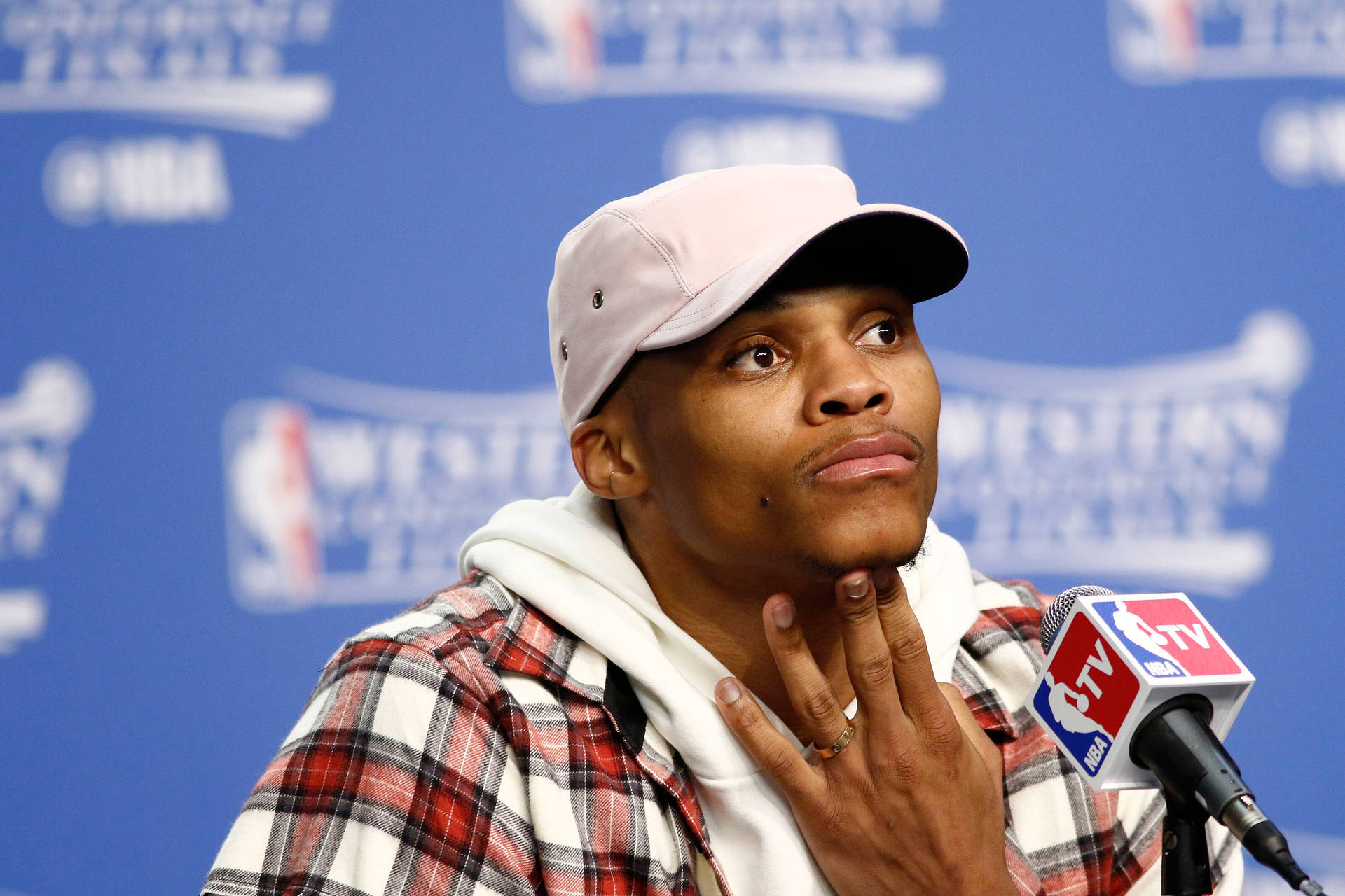 NBA記者會上，籃球運動員手托下巴。