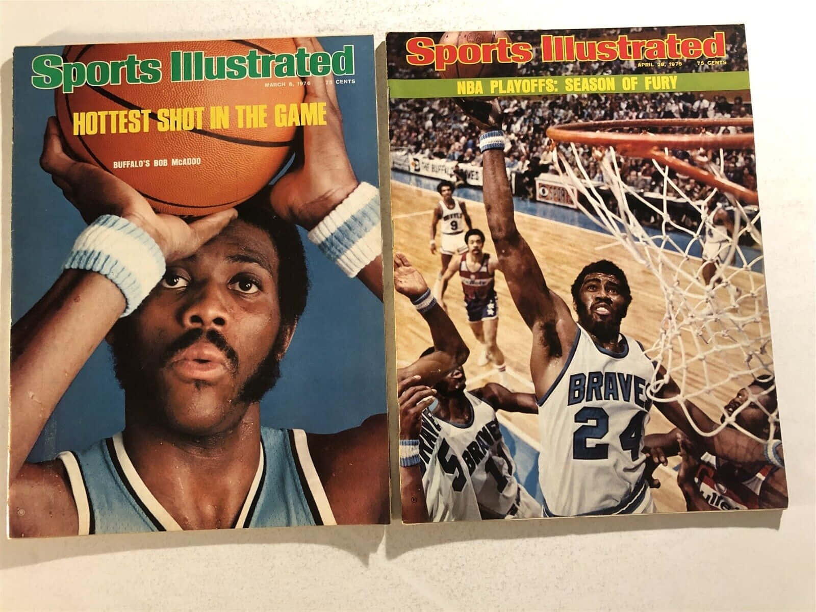 NBA球星鮑勃·麥道奧與加·赫德《體育畫報》封面合照 壁紙 — 兩張復古《Sports Illustrated》封面，籃球運動員Bob McAdoo以動態姿勢呈現，背景為藍色和球場。