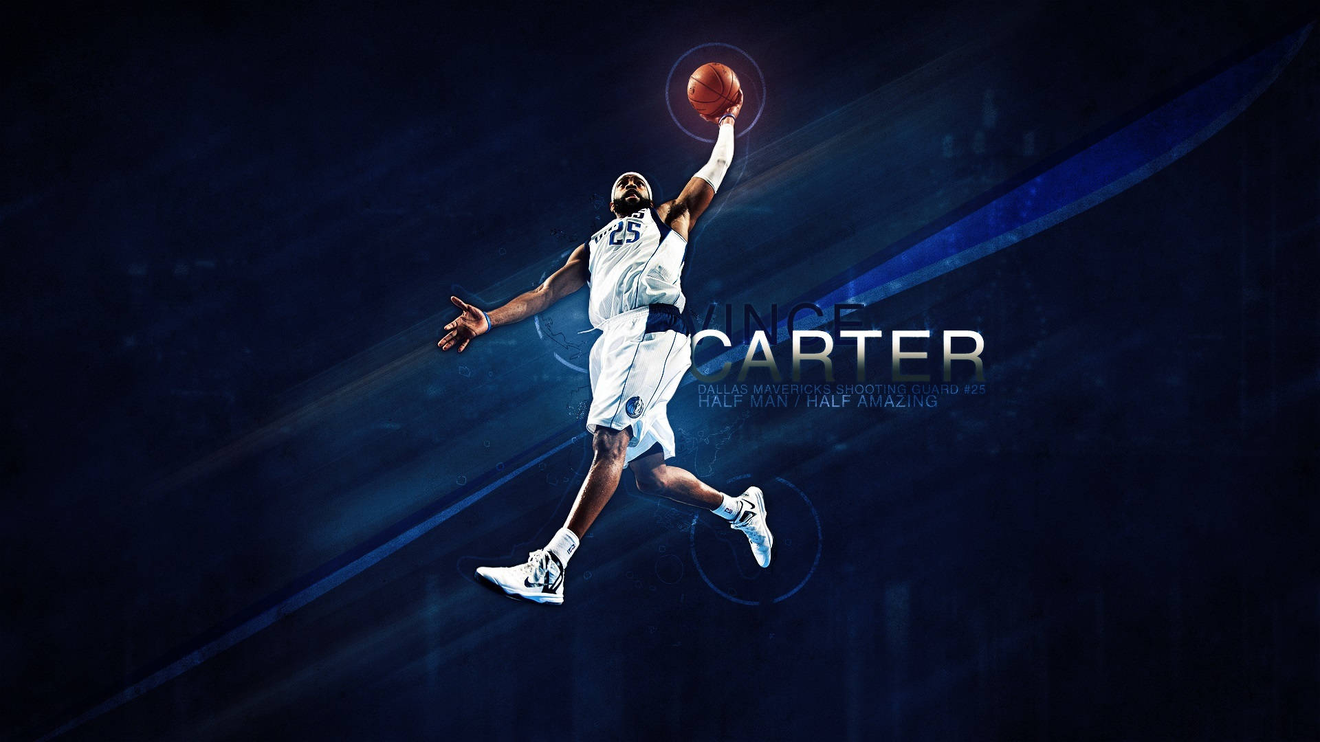 NBA畫面文斯·卡特 壁紙 — 雲斯·卡達身穿白色球衣在半空中飛翔，在深藍色動態模糊背景上灌籃。