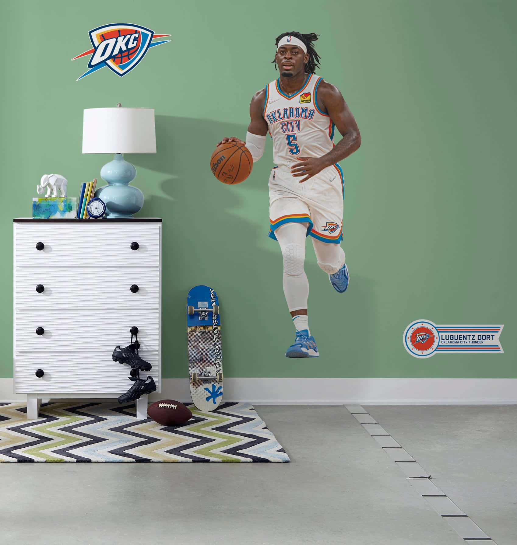 NBA盧根茲·多特牆貼 壁紙 — 一張大型牆貼，描繪籃球運動員Luguentz Dort在半空中運球，面向兒童房間的綠色牆壁。