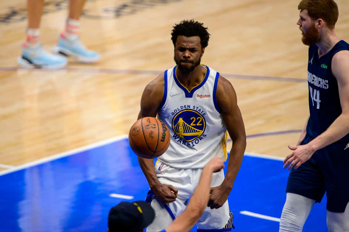 金州勇士隊球員在NBA比賽中運球，獨行俠隊防守球員在附近。