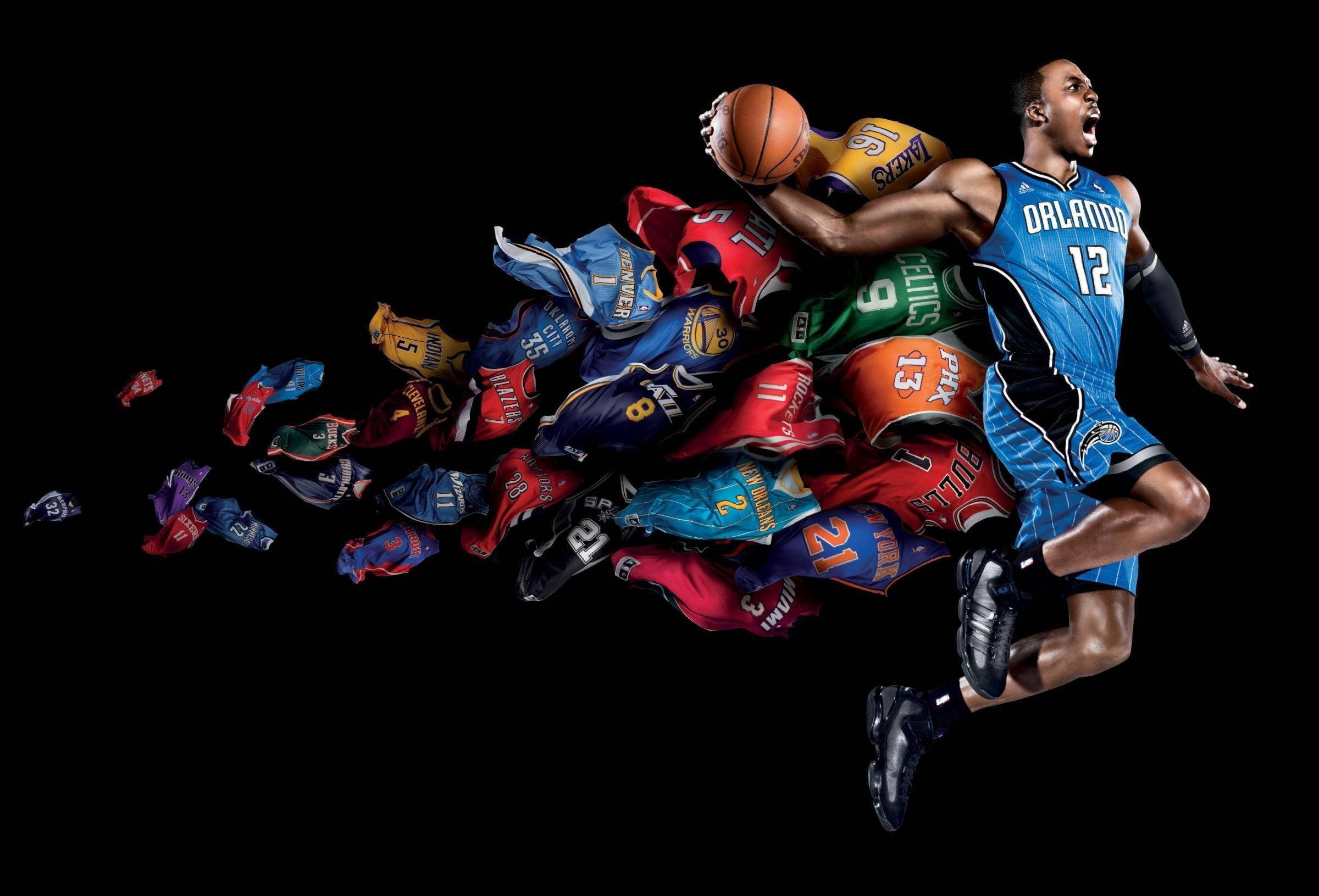 NBA籃球隊球衣 壁紙 — 一名身穿藍色奧蘭多球衣的籃球運動員在黑色背景上動態跳躍，色彩繽紛的破爛球衣在他周圍旋轉。