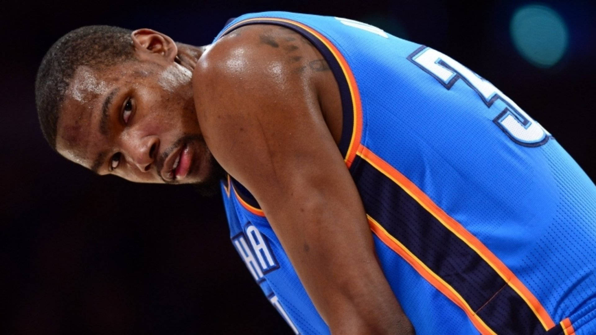 NBA總決賽 凱文·杜蘭特 壁紙 — 一名身穿藍色球衣、汗流浹背的籃球運動員在比賽中近距離凝視鏡頭。