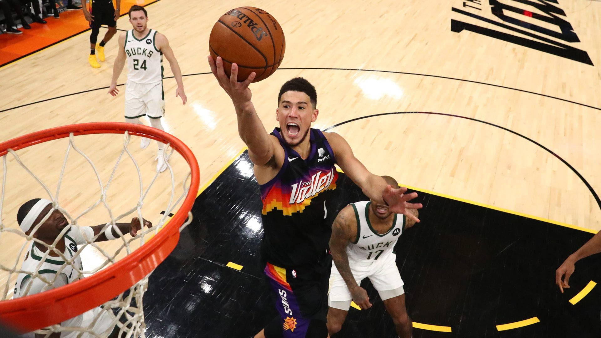 NBA總決賽2020德文·布魯克斯投籃 壁紙 — 一名身穿紫色和橙色球衣的籃球運動員跳向籃框，球舉過頭頂，防守球員在旁觀看。