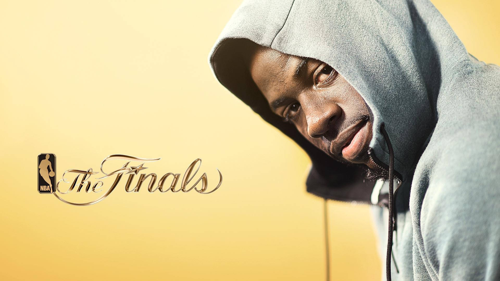 NBA總決賽MVP凱文·杜蘭特 壁紙 — 一名身穿灰色連帽衫的籃球運動員在溫暖的金色背景前傾身向前，目光專注，背景上有「The Finals」標誌。