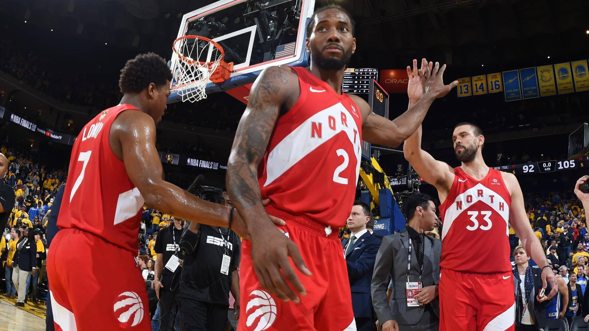 NBA總決賽卡瓦伊·萊昂納德 壁紙 — 多倫多速龍隊球員身穿紅色球衣，在明亮的場館燈光下，於滿座的NBA總決賽比賽中在籃框附近慶祝。