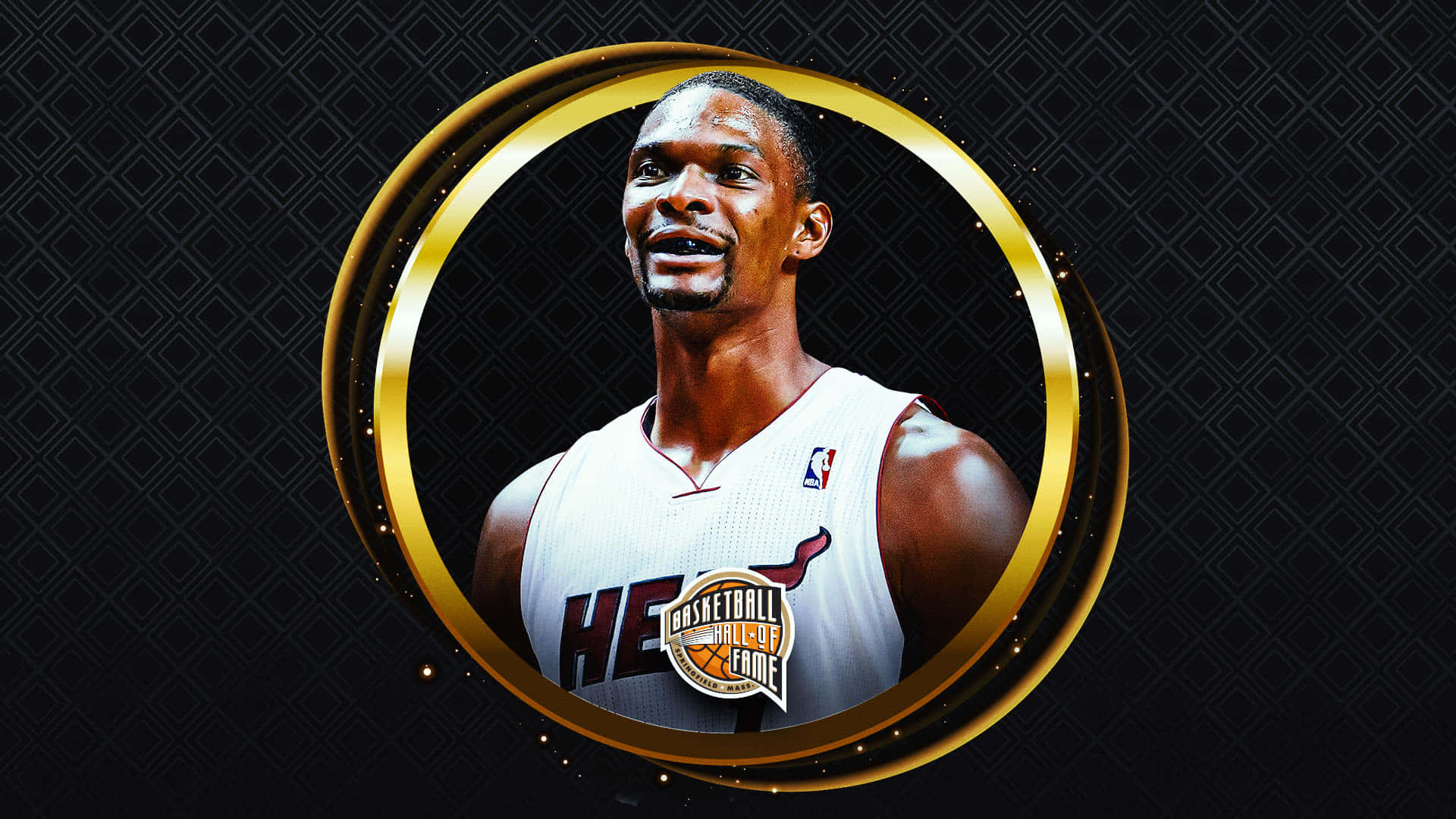 NBA總決賽名人堂海報：克里斯·波什 壁紙 — 一名身穿白色邁阿密熱火球衣的籃球運動員，在深色圖案背景上被發光的金色圓圈框住。