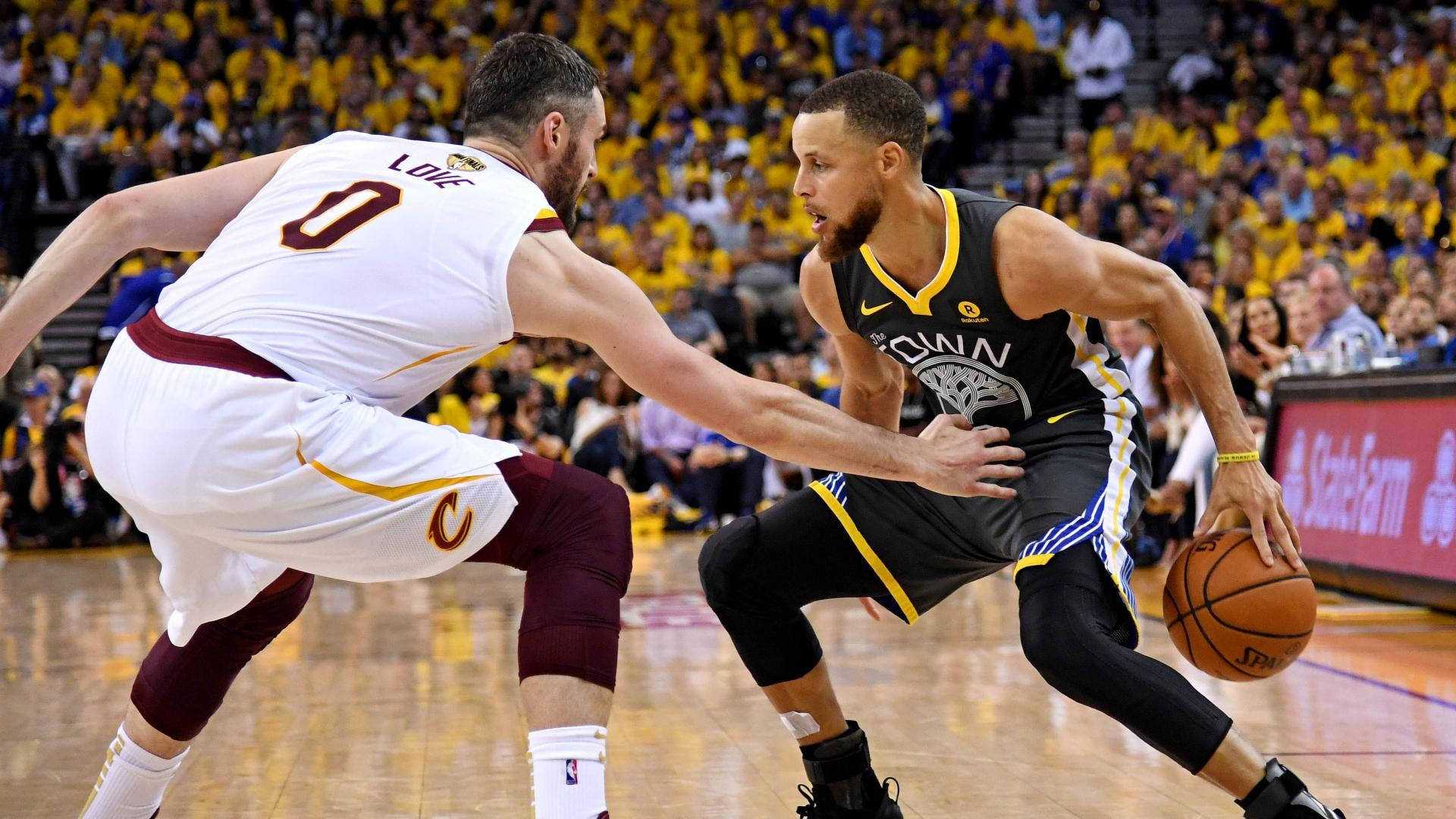 NBA總決賽回顧賽 壁紙 — 一名身穿黑色和黃色球衣的籃球運動員在激烈的比賽中運球越過一名身穿白色和栗色球衣的防守球員。