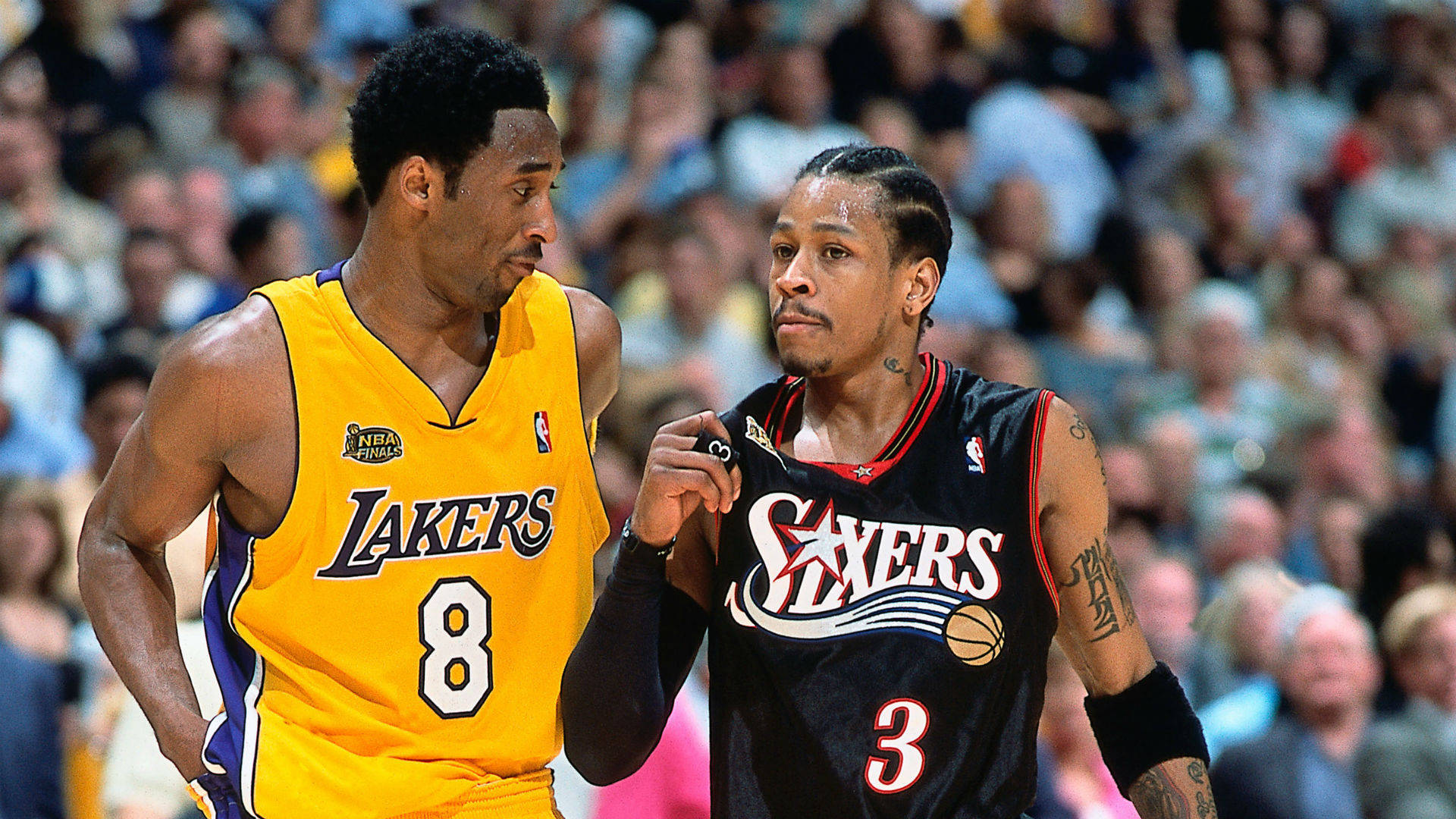 NBA總決賽科比·布萊恩特 壁紙 — 兩位NBA傳奇人物高比拜仁和阿倫艾佛遜在擠滿觀眾的場館比賽中，於緊張時刻對峙。