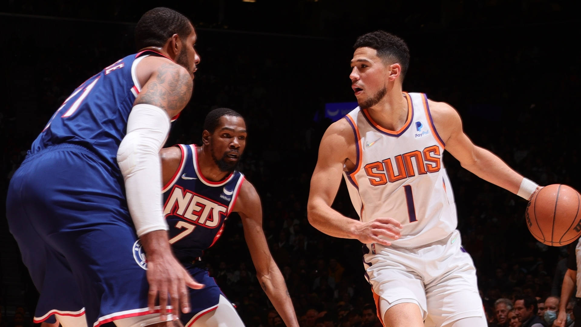 NBA總決賽精彩瞬間 壁紙 — 鳳凰城太陽隊球員運球，同時被兩名布魯克林籃網隊球員防守，比賽緊張激烈。