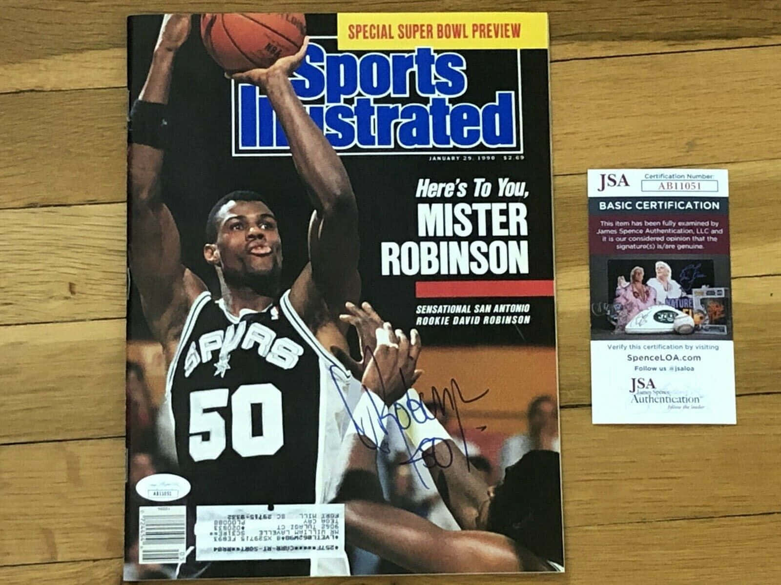 大衛羅賓遜簽名嘅《Sports Illustrated》雜誌封面，木面放有JSA認證卡。