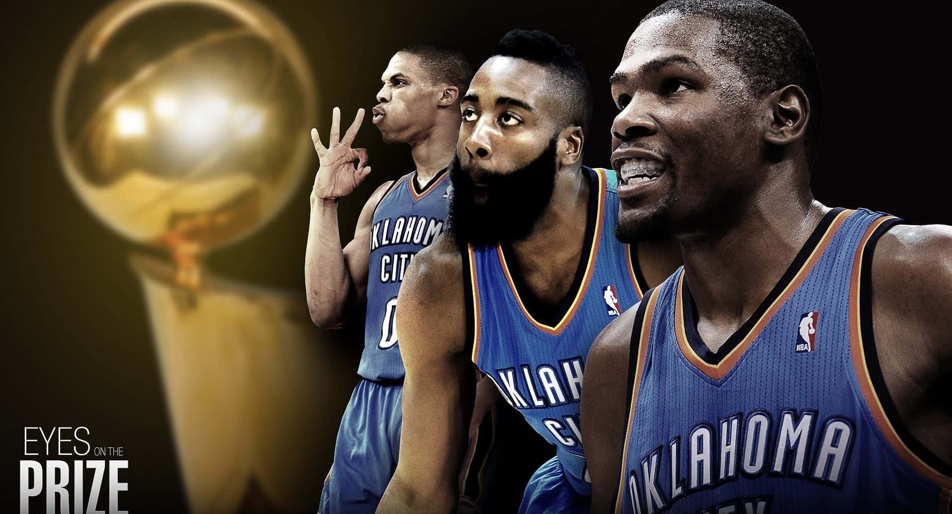 NBA聯盟俄克拉荷馬城雷霆隊前球員 壁紙 — 三名身穿藍色球衣的奧克拉荷馬城雷霆籃球運動員自信地站在閃閃發光的金色NBA冠軍獎盃旁。