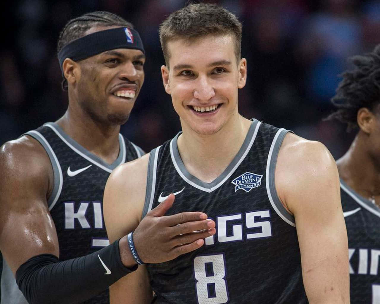 NBA職業球員博格丹·博格丹諾維奇 壁紙 — 兩名身穿黑色Kings球衣的籃球運動員在比賽中於球場上分享歡樂時刻。
