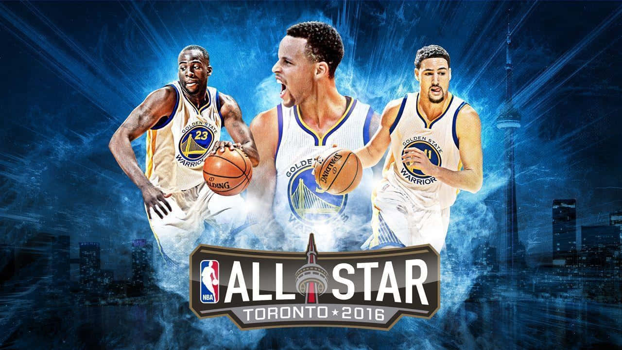 三名身穿金州勇士球衣的NBA籃球運動員，在藍色城市天際線前動態擺姿勢。
