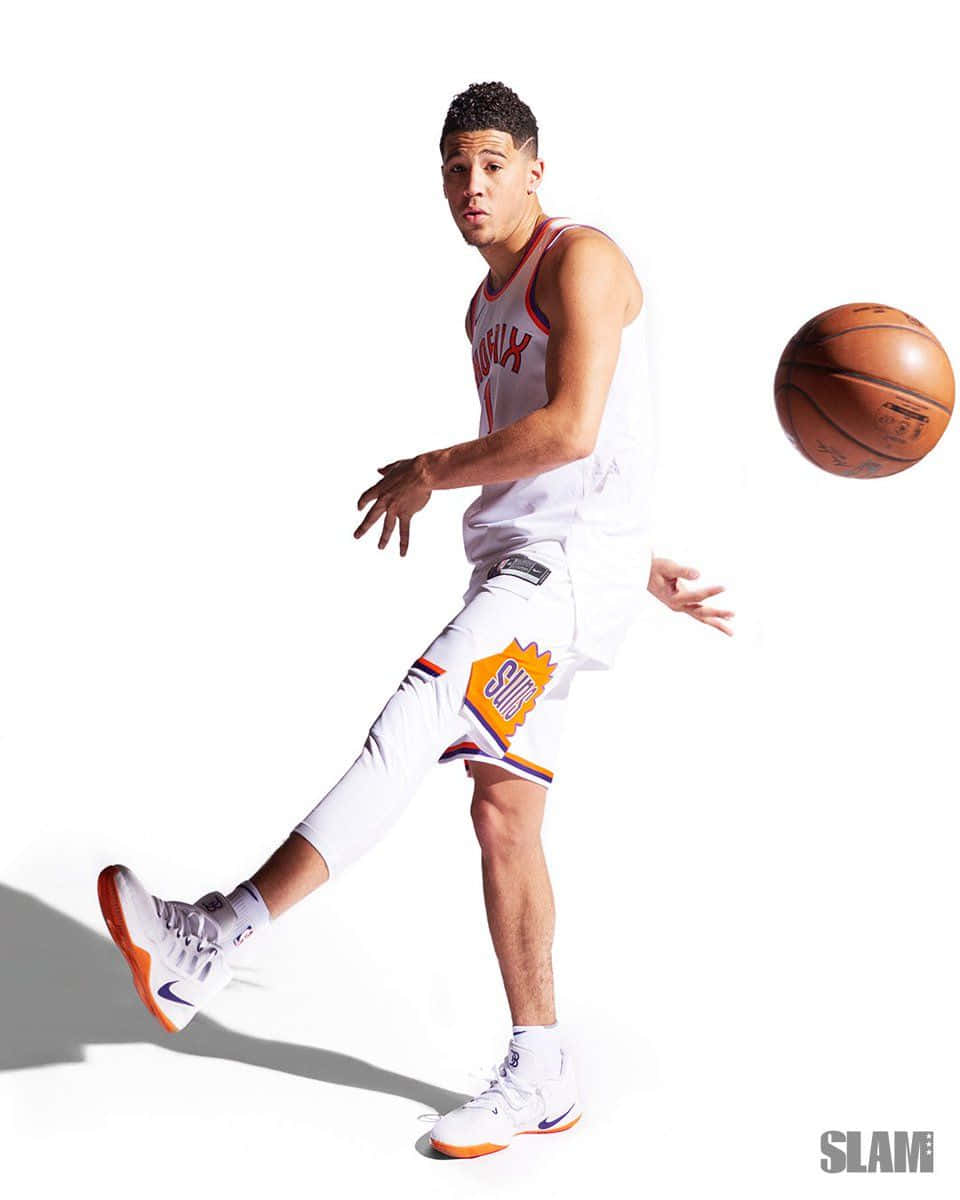 NBA超級球星德文·布克訓練中 壁紙 — 一名身穿白色鳳凰城太陽隊球衣的籃球運動員，在純白背景上運球，帶有戲劇性的陰影。