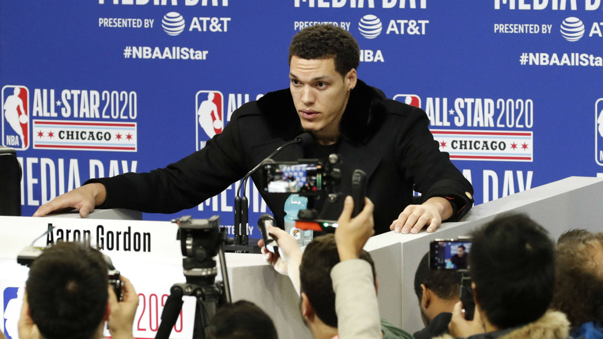 NBA運動員阿隆·戈登 壁紙 — 阿隆·戈登在芝加哥舉行的NBA全明星2020媒體日新聞發布會上，被攝像機和記者包圍著發言。
