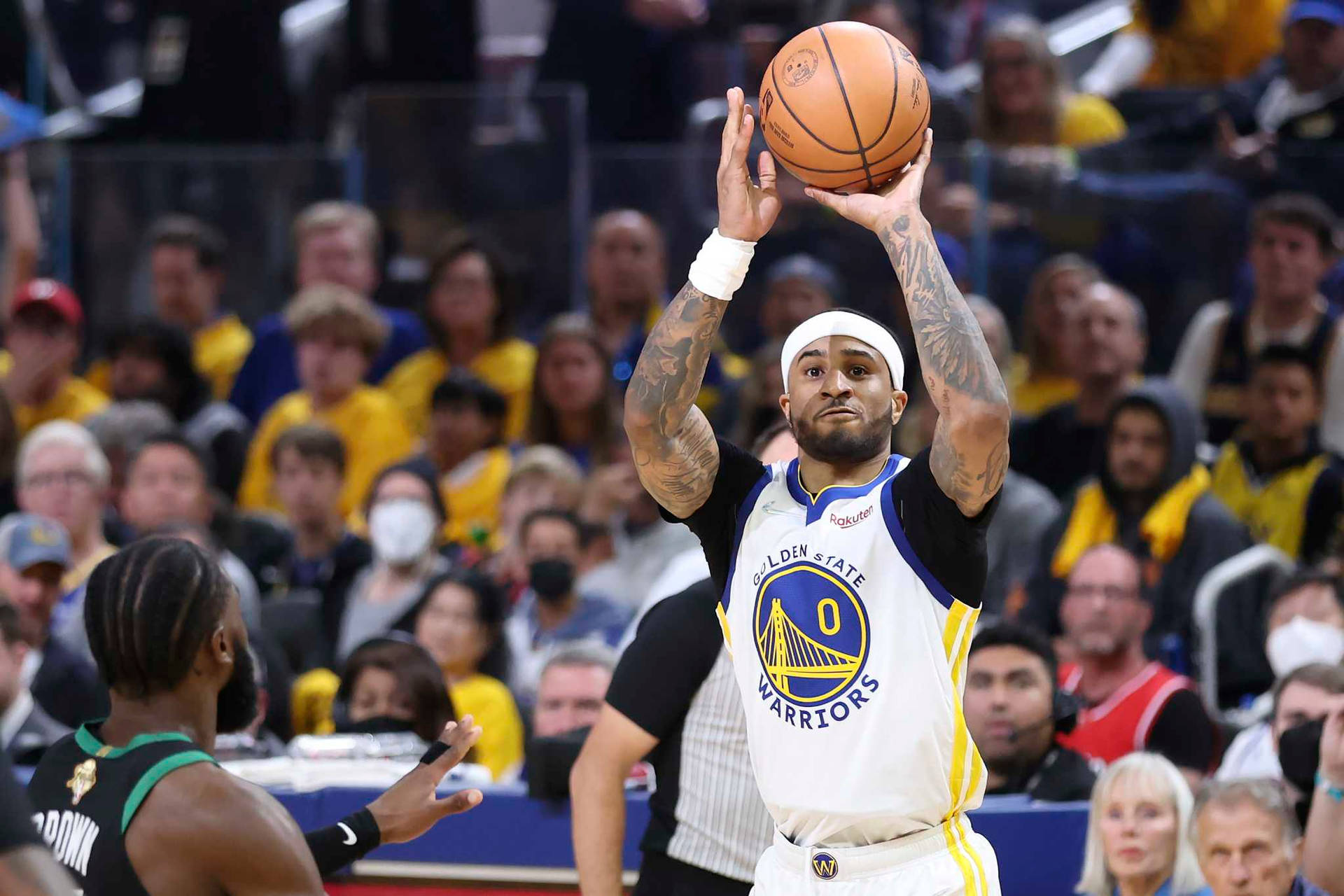 NBA金州勇士隊加里·佩頓 壁紙 — 一位身穿白色球衣、背號零號的金州勇士籃球運動員在比賽中投籃，背景有黃色球迷。