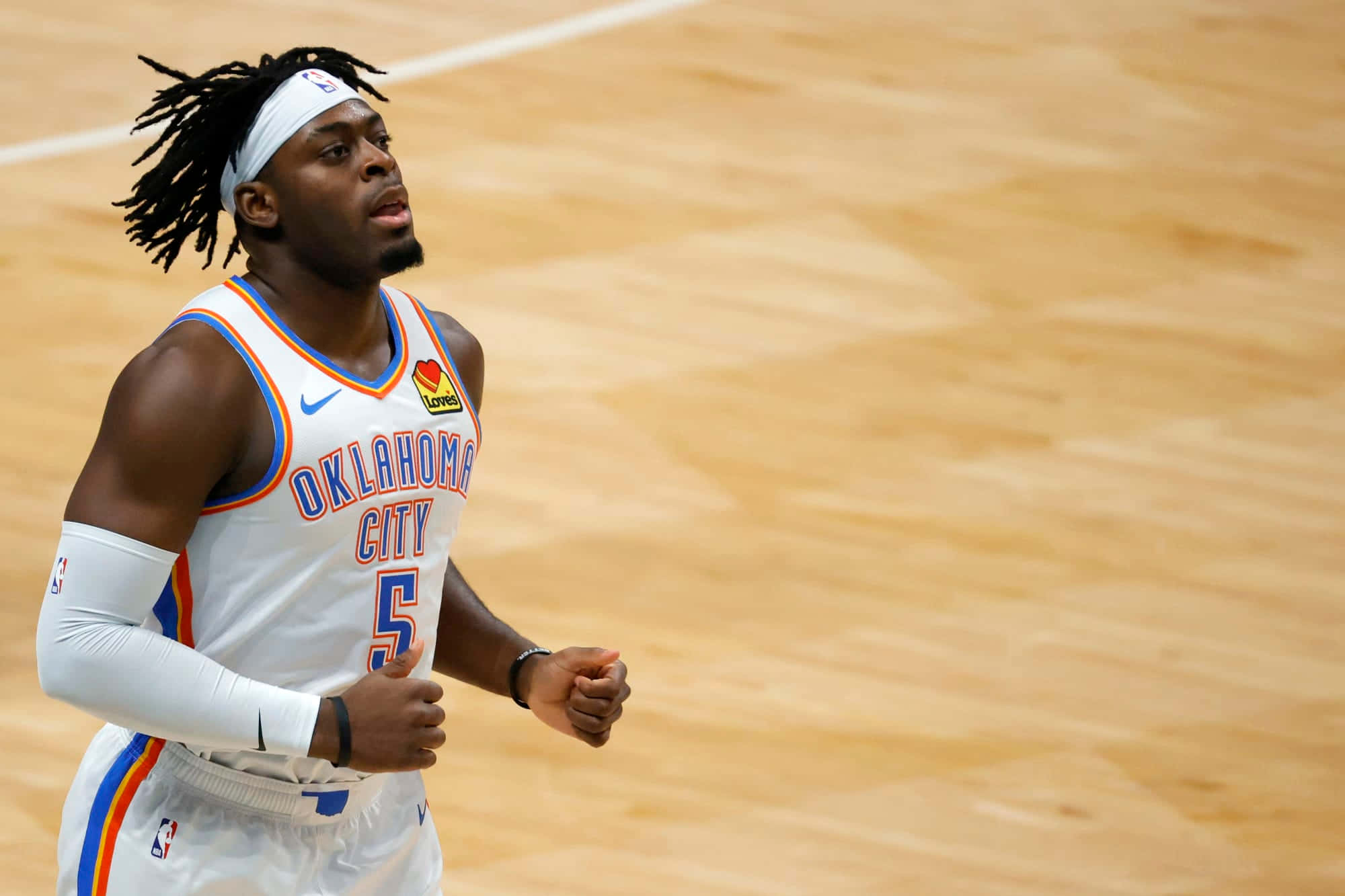 NBA雷霆隊5號球衣Luguentz Dort 壁紙 — 一名身穿奧克拉荷馬城球衣的籃球運動員，在拋光木地板上專注地奔跑。