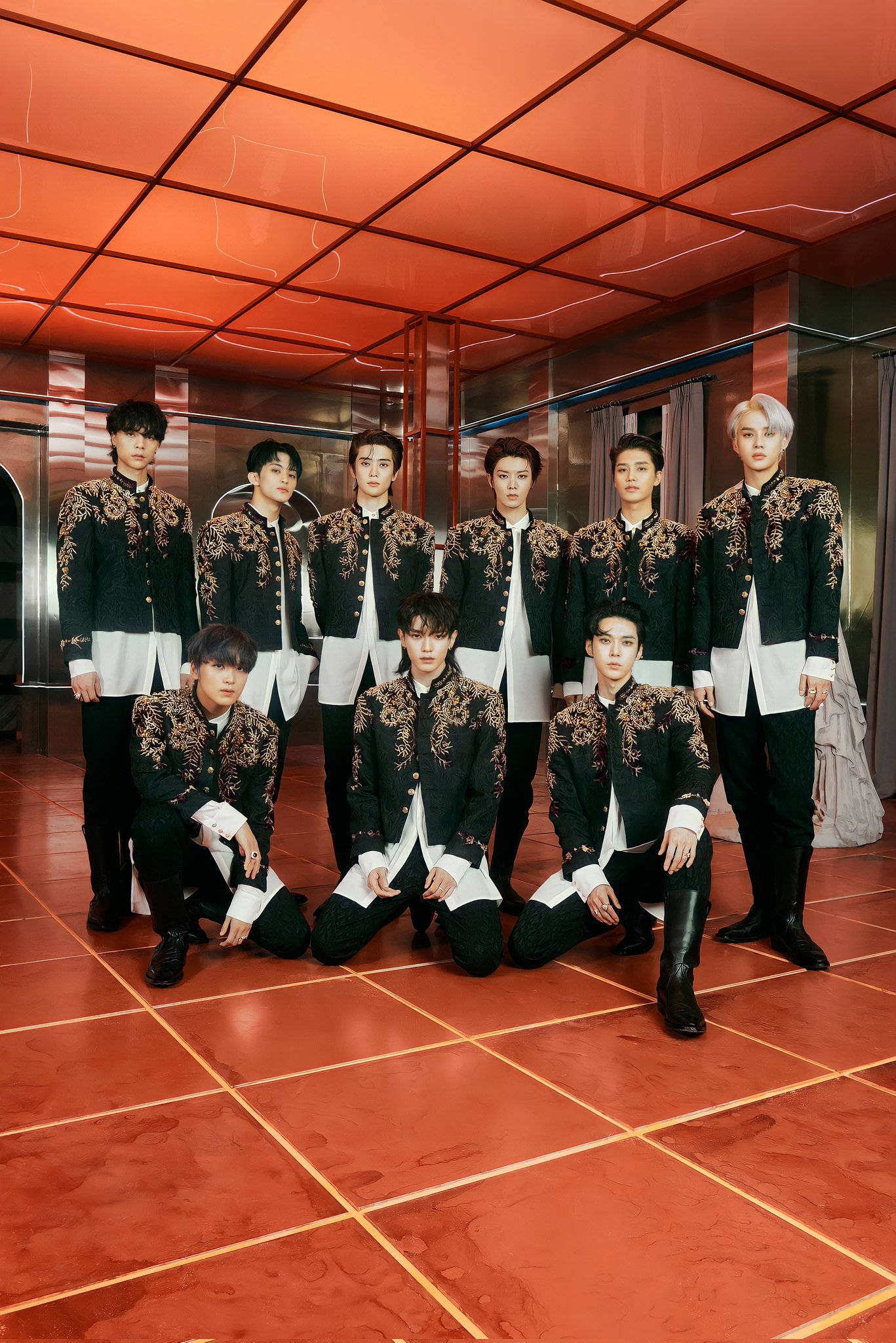 NCT 127《Favorite》歌曲MV吸血鬼造型 壁紙 — 一個K-pop組合在舖有紅色瓷磚、帶有反射表面的房間內，穿著黑白刺繡的搭配服裝擺姿勢。