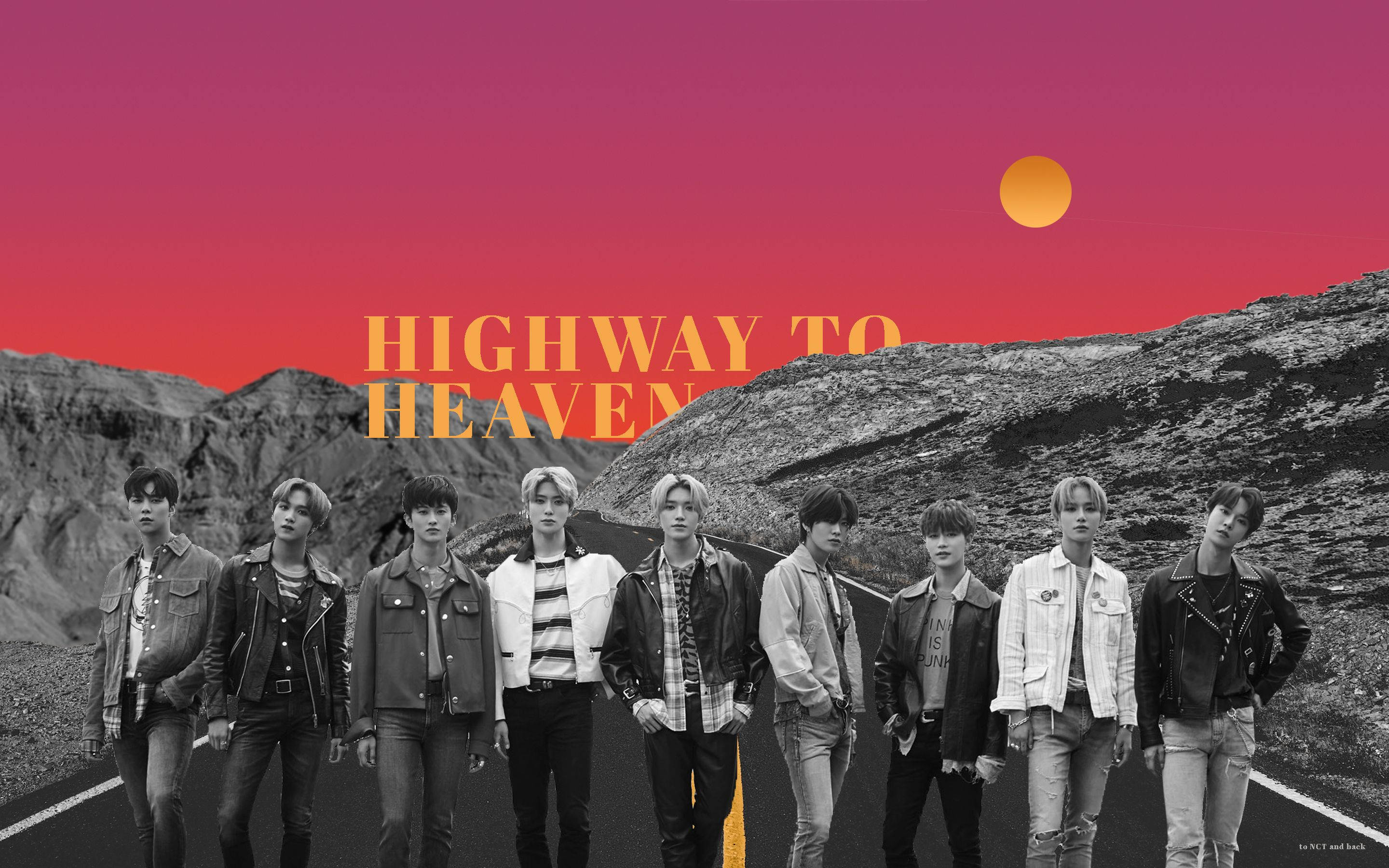 NCT 127 Highway to Heaven 紅橙天空美編 壁紙 — 七位時尚男士身穿皮褸，站在沙漠公路上，背景是充滿活力的粉紅色和橙色日落天空，太陽閃耀。