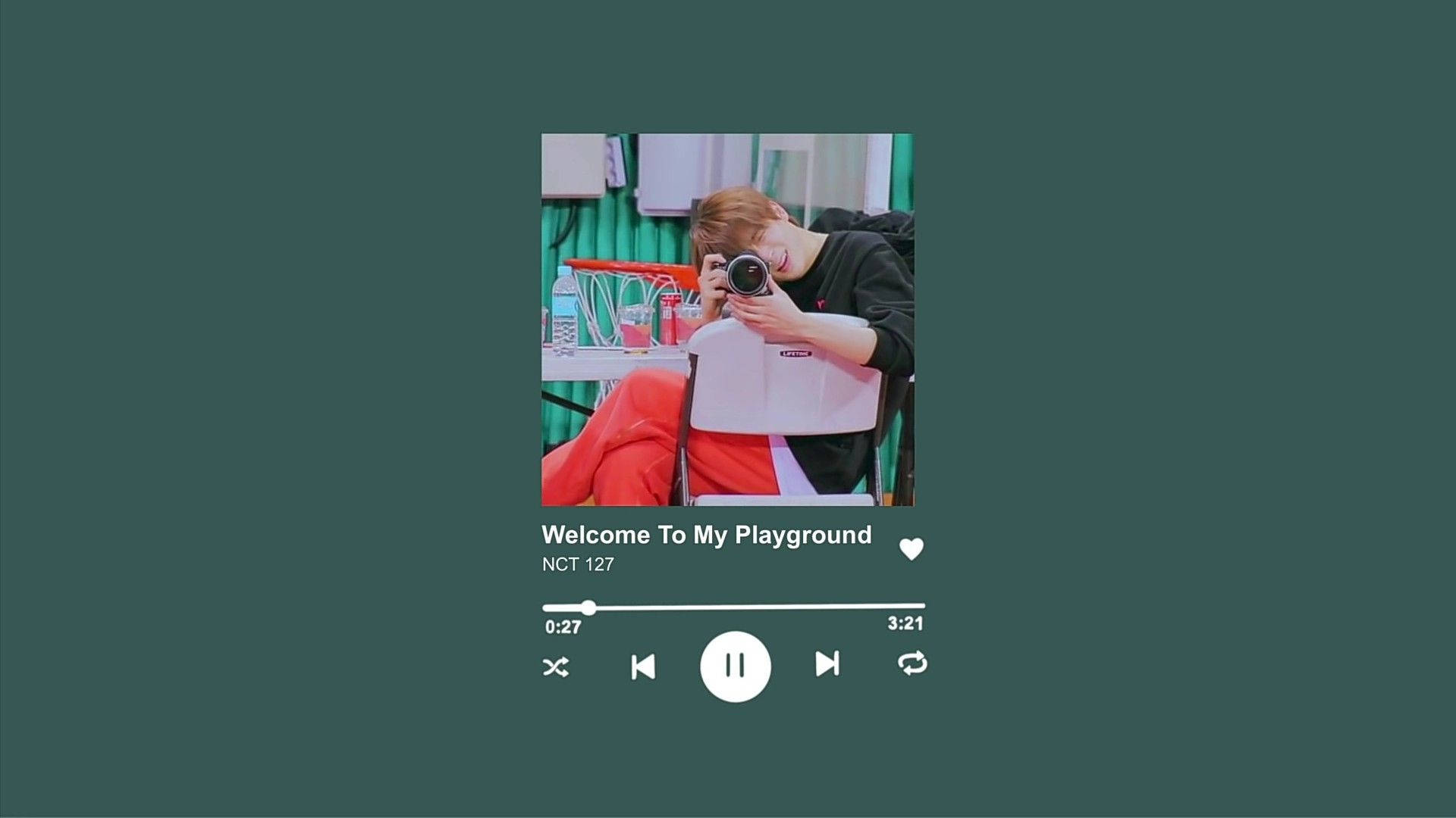 NCT 127 Jaehyun Spotify 音樂播放器風格 壁紙 — 一位紅髮年輕男子坐在椅子上，周圍環繞著色彩繽紛的道具和音樂播放器疊加層，手持相機。