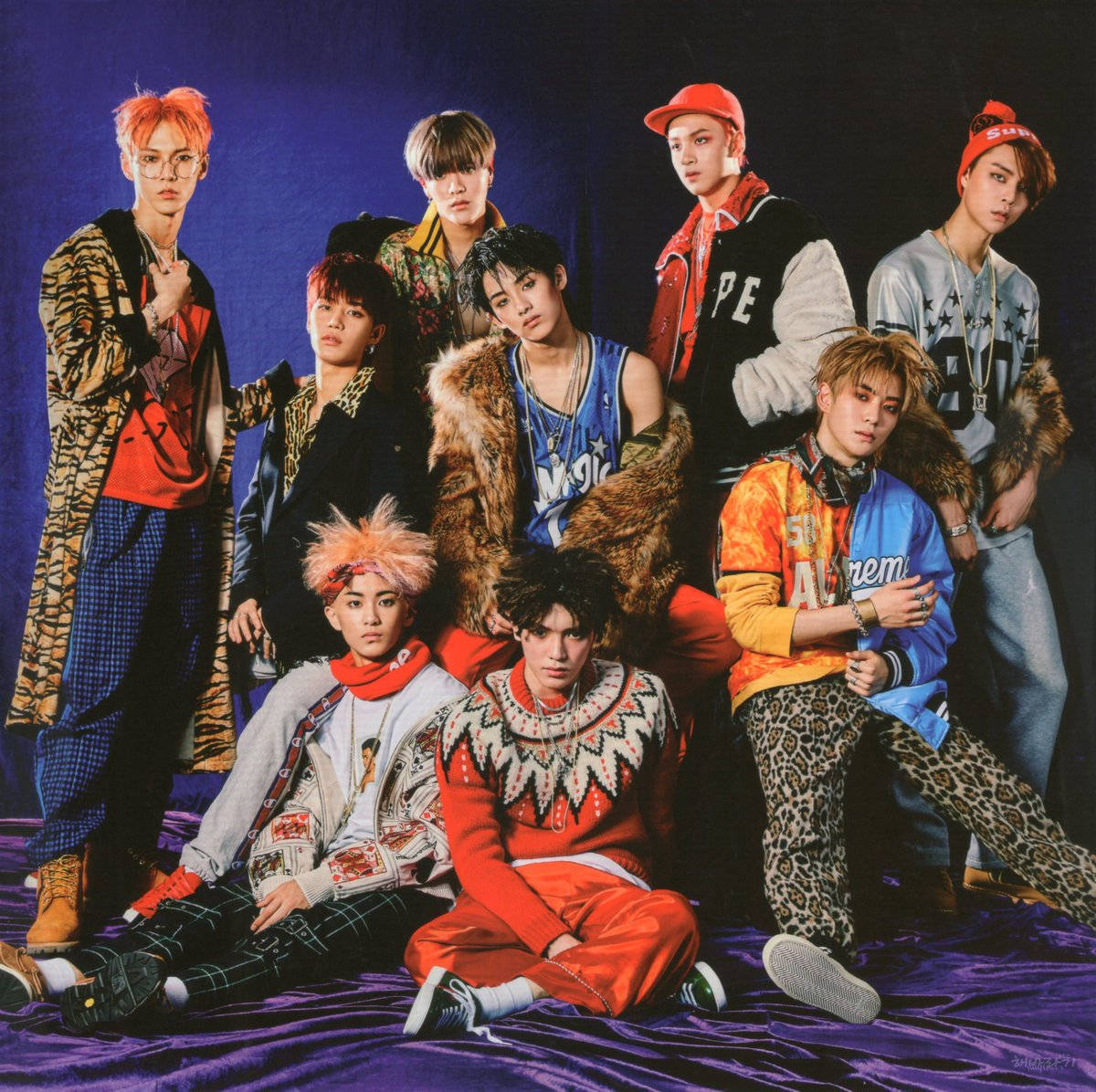 NCT 127《Limitless》概念照 壁紙 — 七位時尚年輕男子穿著大膽街頭服飾，在深紫色背景和戲劇性燈光下自信擺姿勢。
