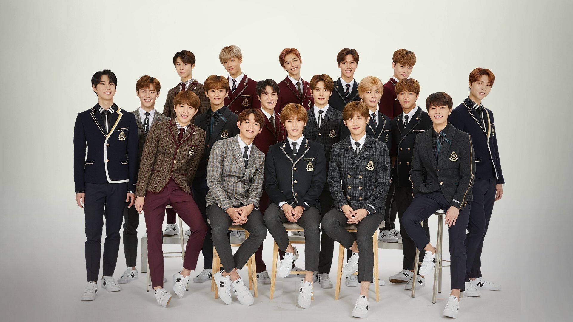 NCT 127 NCT 2018 校服造型 壁紙 — 一群穿著時尚校服的年輕男子在純白背景前自信地擺姿勢拍攝工作室肖像照。