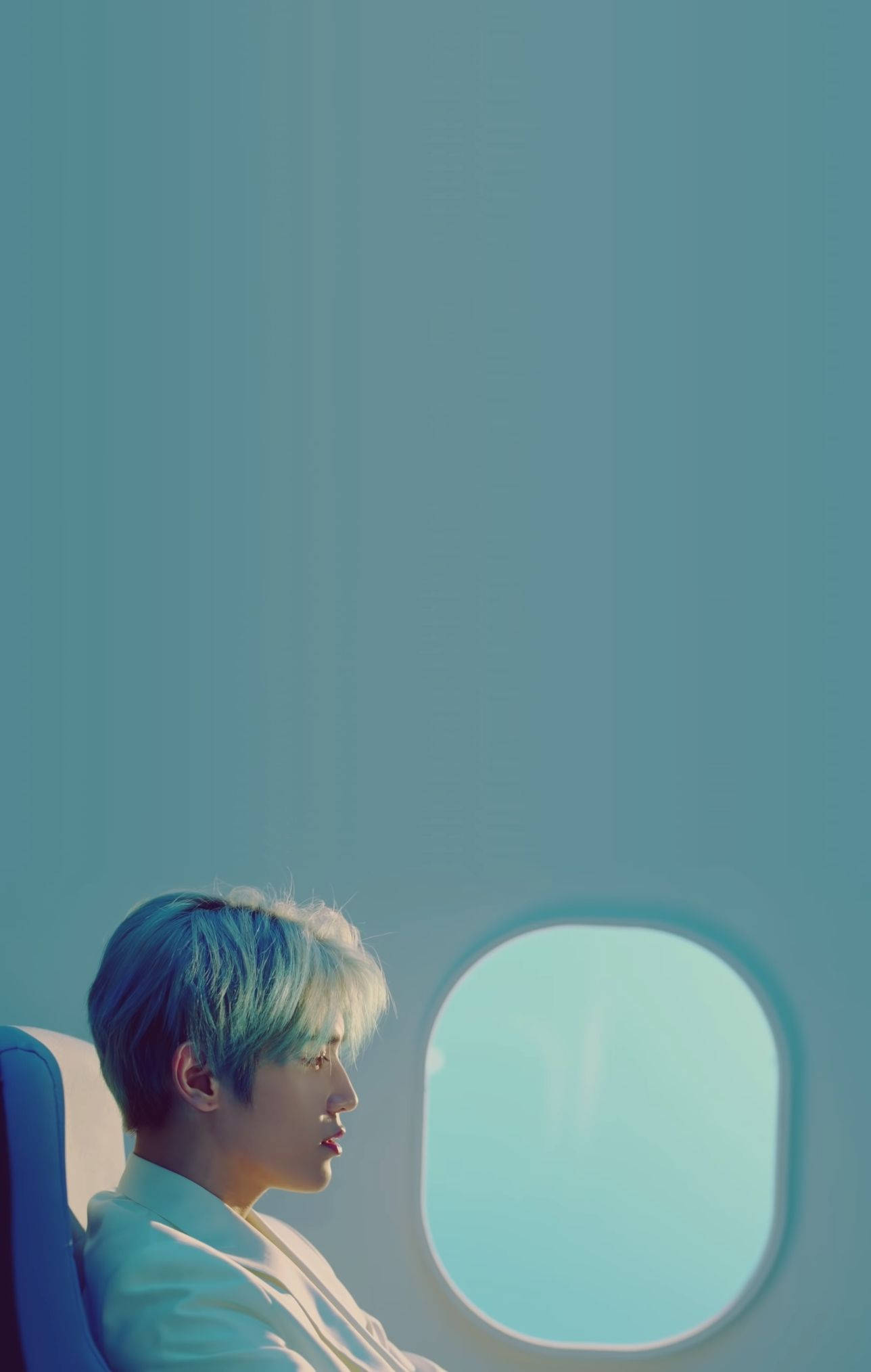 NCT 127 Taeyong《Long Flight》回憶影像 壁紙 — 一個藍色頭髮嘅人望出飛機窗外，被柔和嘅藍光包圍。