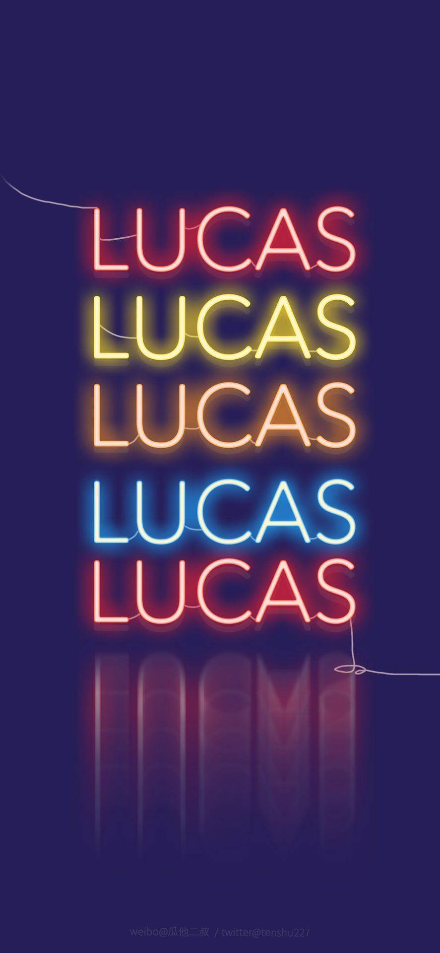 NCT Lucas LED燈光 壁紙 — 鮮豔的霓虹燈牌在深紫色牆壁上以紅、黃、藍色光芒拼出「LUCAS」，帶有微妙的反射。