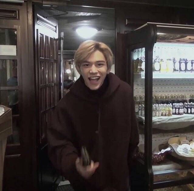 NCT Lucas 在食品儲藏室