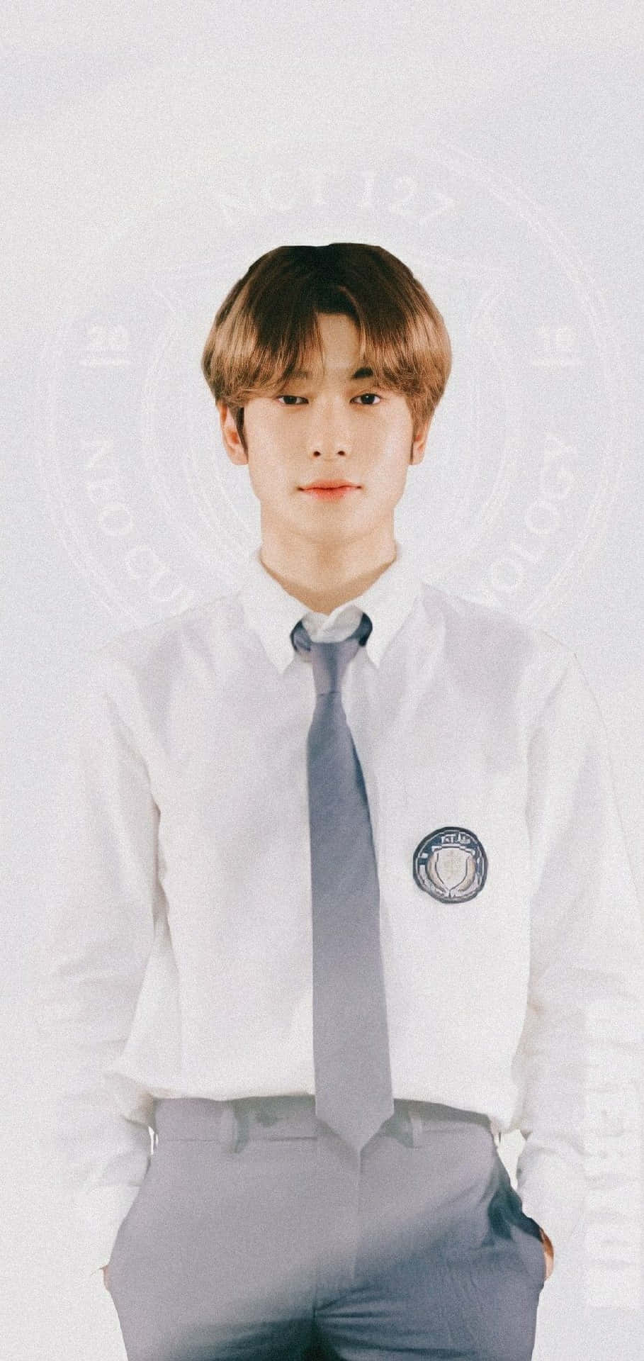 穿校服的年輕男子為肖像照擺姿勢
