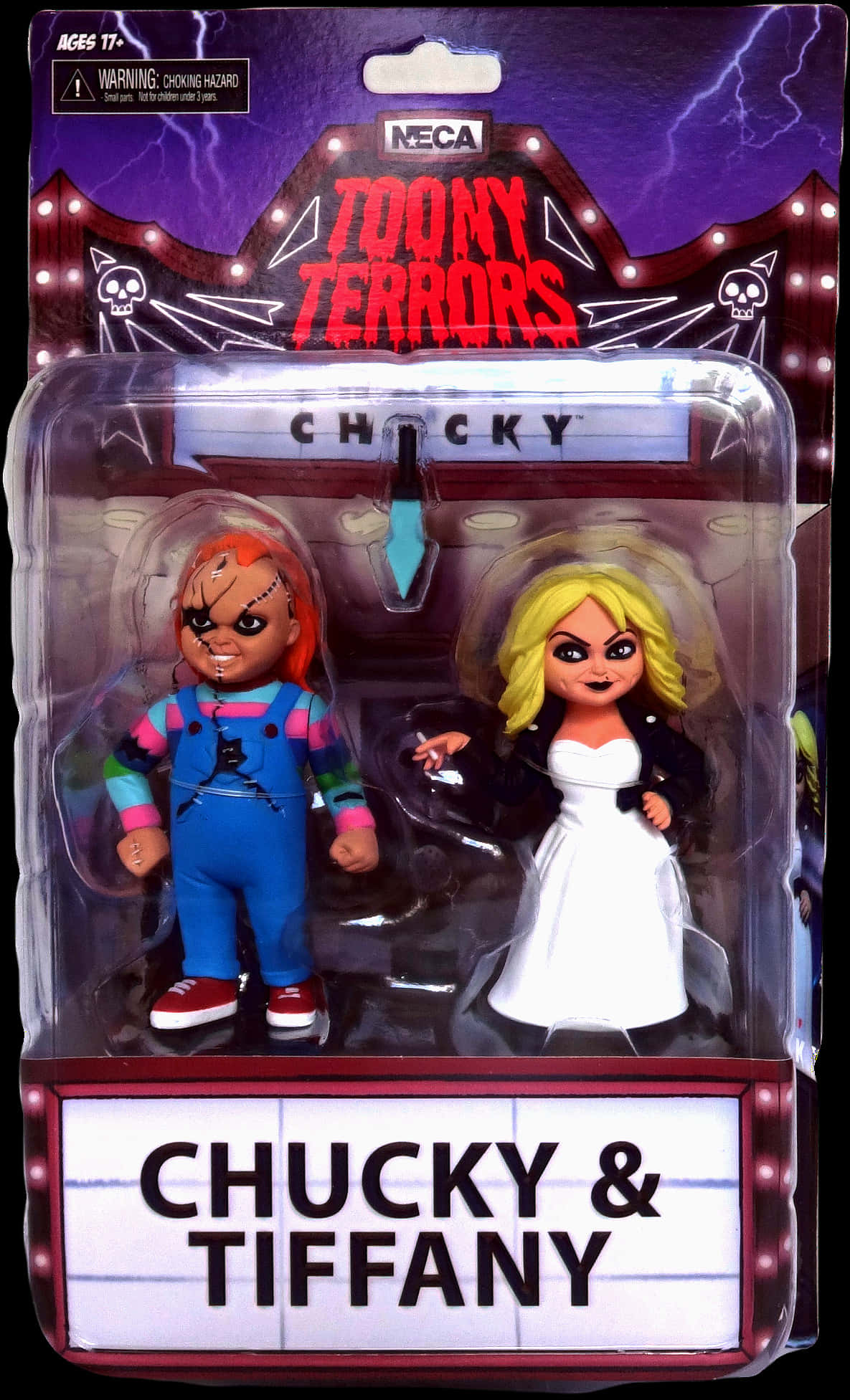 NECA《Toony Terrors》系列：鬼娃恰吉與蒂芙尼包裝人偶 壁紙 — 兩個恐怖娃娃 Chucky 和 Tiffany 在它們的動作人偶包裝中，背景是鬧鬼的劇院。