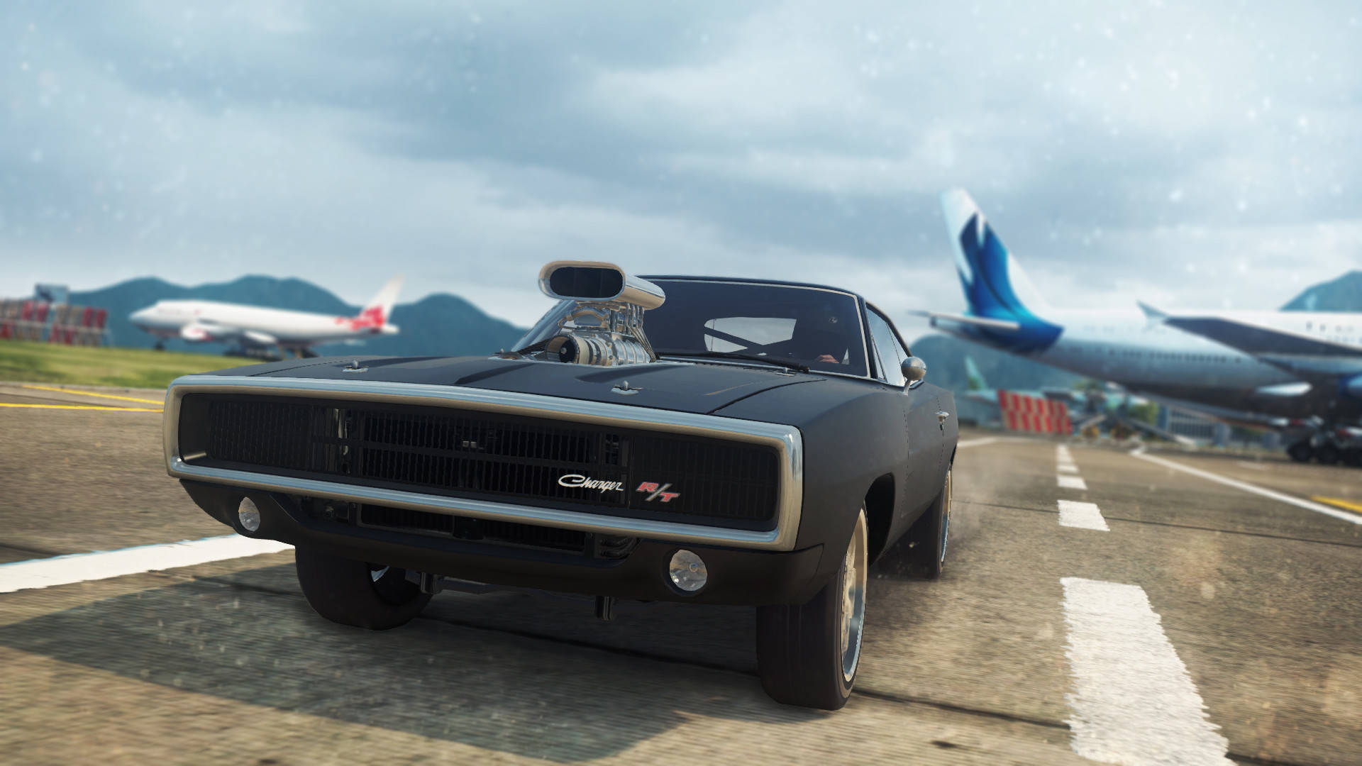 《Need For Speed》1970款黑色Dodge Charger R/T 壁紙 — 一架黑色經典肌肉車配備增壓器，停泊在機場停機坪上，背景有飛機，天空多雲。