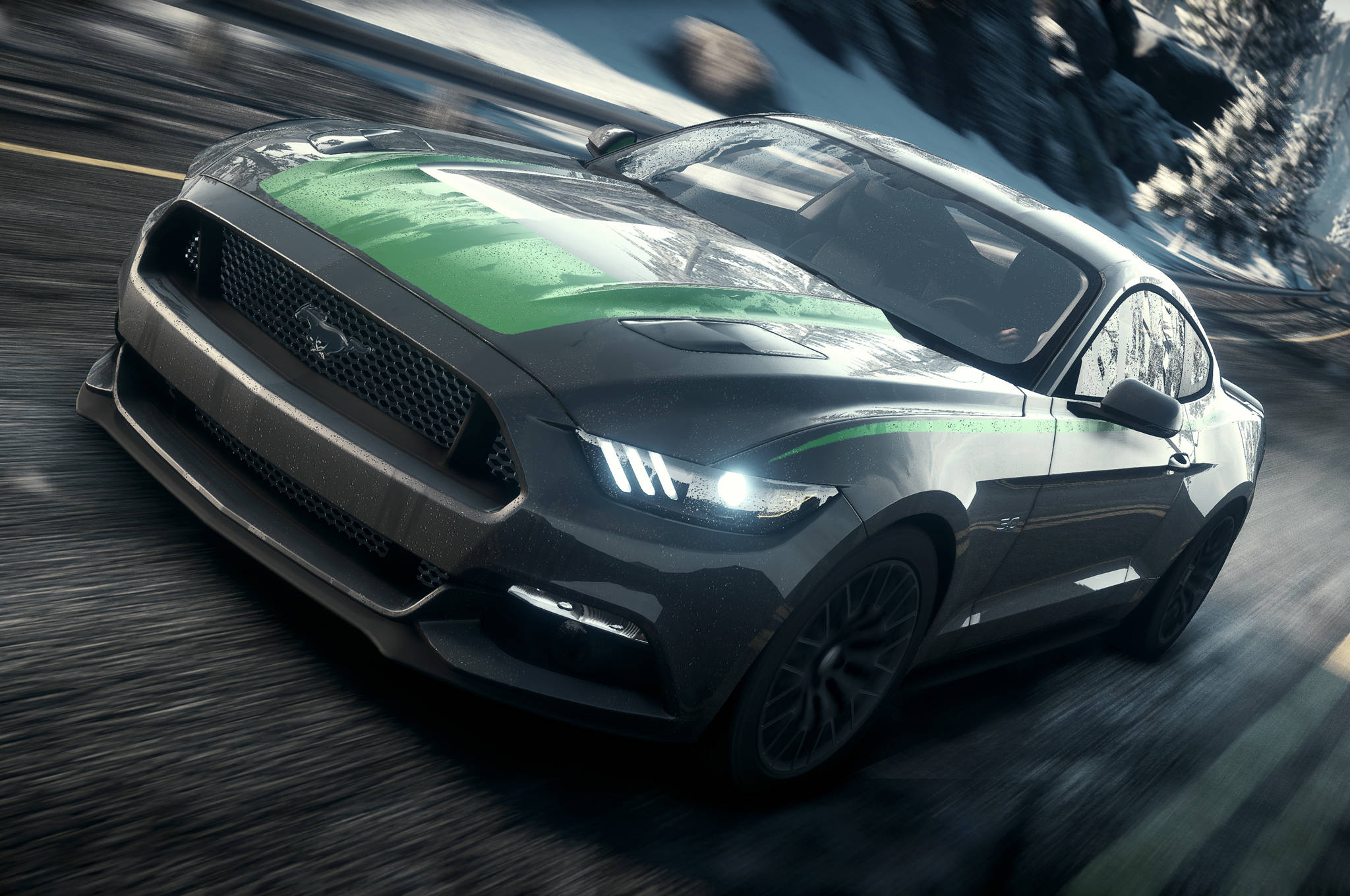 《Need For Speed》2015款福特Mustang GT 壁紙 — 一輛時尚的深灰色福特野馬，帶有綠色賽車條紋，在白雪覆蓋的山路上以動態的低角度拍攝疾馳。
