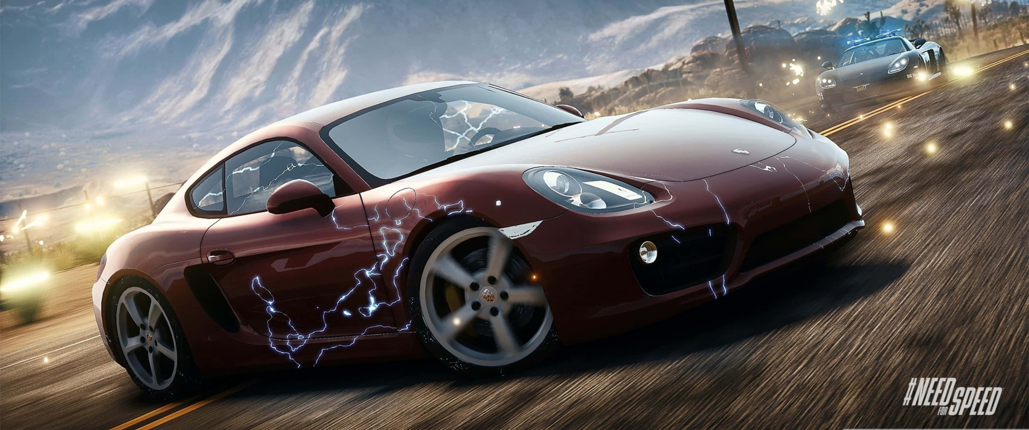 在《Need for Speed》中疾馳穿越城市 壁紙 — 一輛栗色跑車帶着電光藍色閃電，在黃昏時分沿着模糊的高速公路飛馳，車頭燈閃爍，遠處有競爭對手。