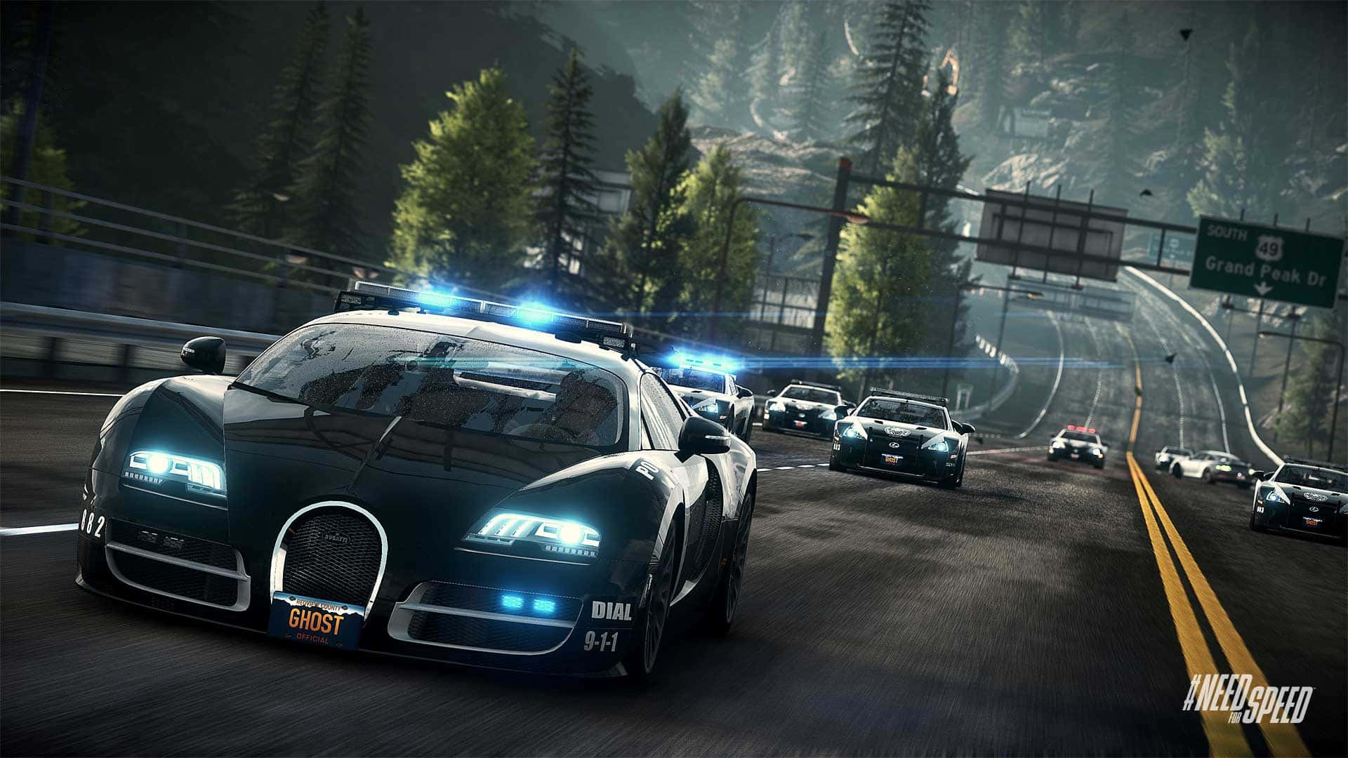 《Need For Speed》背景：幽靈牌號 壁紙 — 一輛黑色布加迪警車閃爍藍燈，在松樹環繞的蜿蜒山區高速公路上帶領高速追逐。