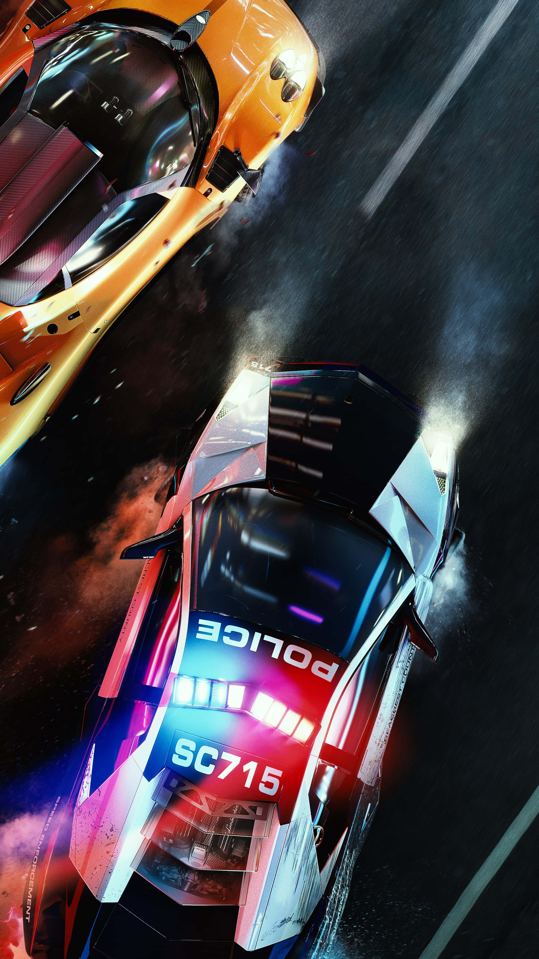 標題：《Need For Speed》中的驚心追逐 壁紙 — 一輛警車閃著警燈在濕滑的夜路上追逐一輛金色跑車，展開高速追逐。