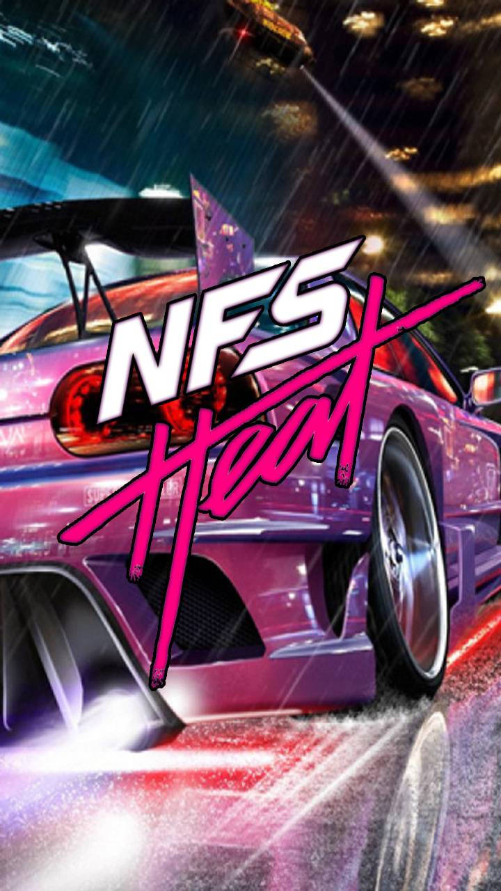 《Need for Speed Heat》雨夜紫車 壁紙 — 一輛充滿活力的紫色跑車在黑暗的天空下，飛馳在雨濕的霓虹燈城市街道上。