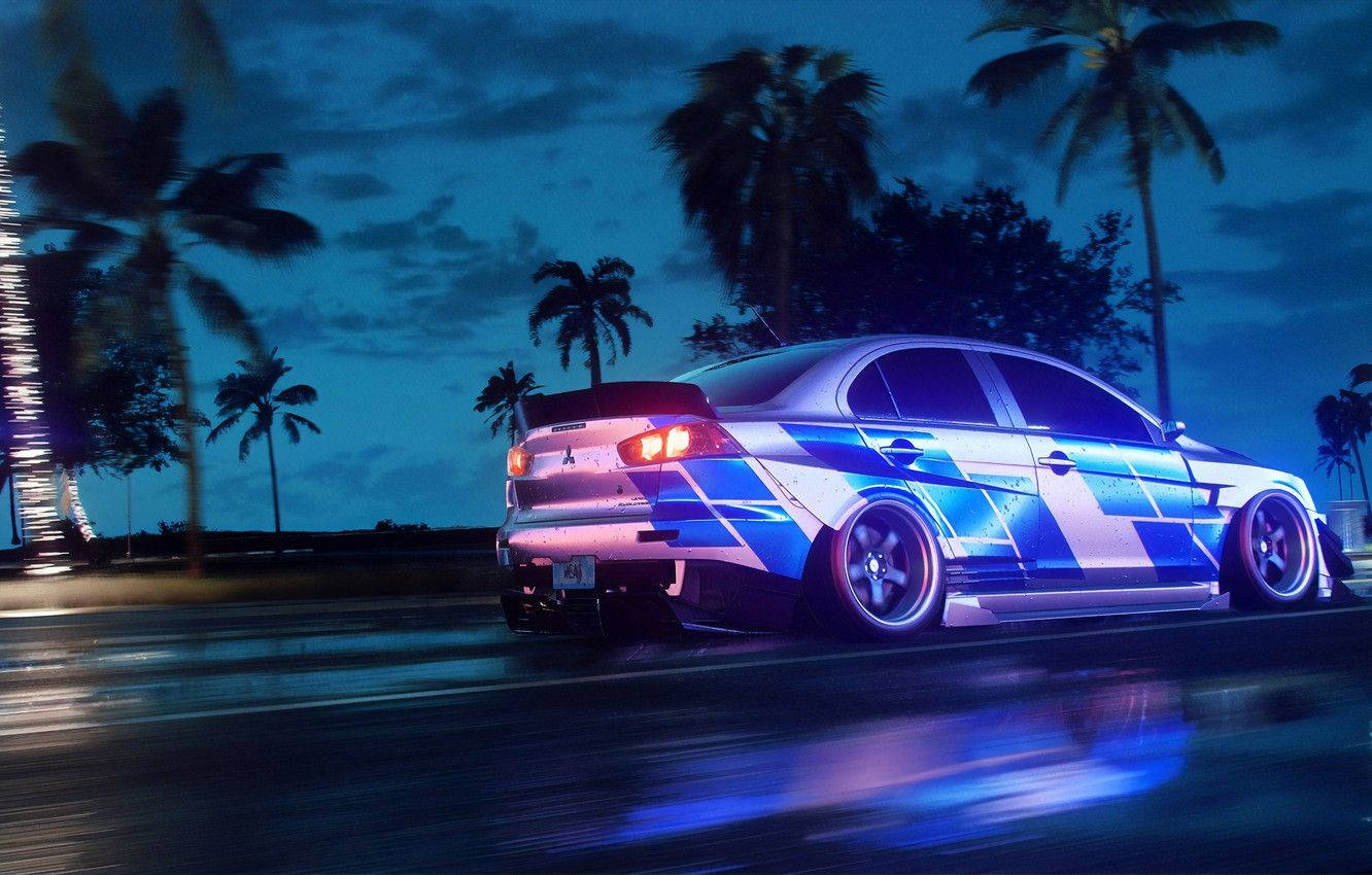 《Need for Speed Heat》夜間賽車生活 壁紙 — 一輛藍白相間改裝轎車在夜間疾馳於被雨水浸濕的熱帶街道，棕櫚樹在霓虹燈下閃耀。