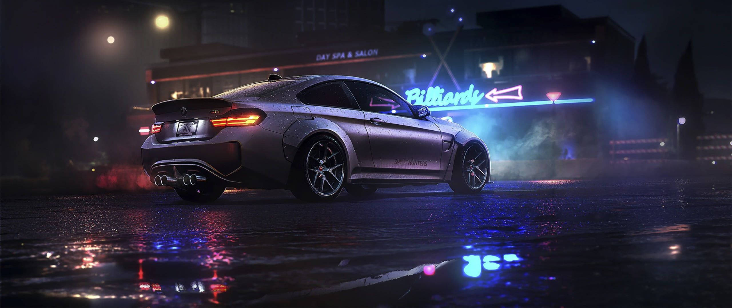 《Need For Speed Heat》2016 BMW賽車 壁紙 — 一輛時尚的銀色跑車在夜間潮濕的霓虹燈街道上飄移，反射出鮮豔的藍色和紅色燈光。