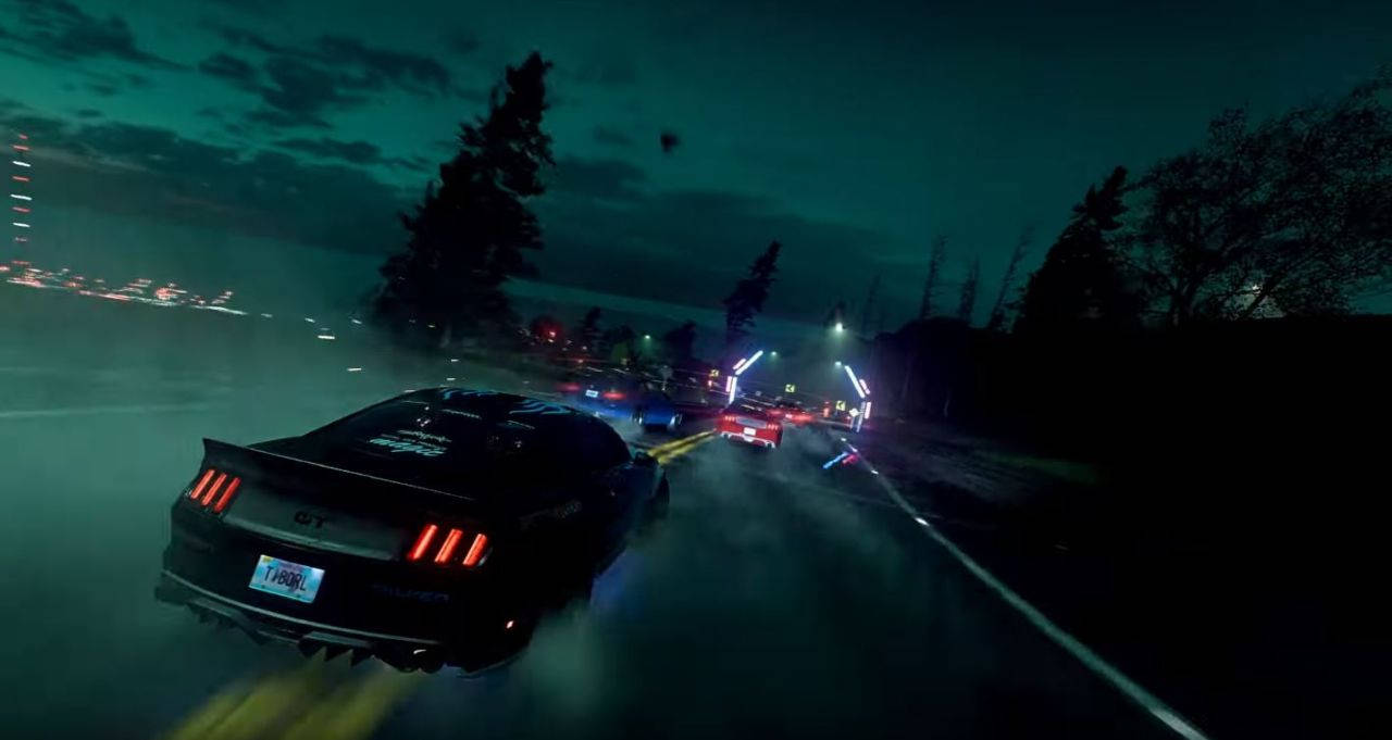 《Need For Speed Heat》數位設計 壁紙 — 一輛黑色肌肉車在夜間於潮濕的道路上飄移，背景有發光的霓虹燈和霧氣繚繞的樹木。