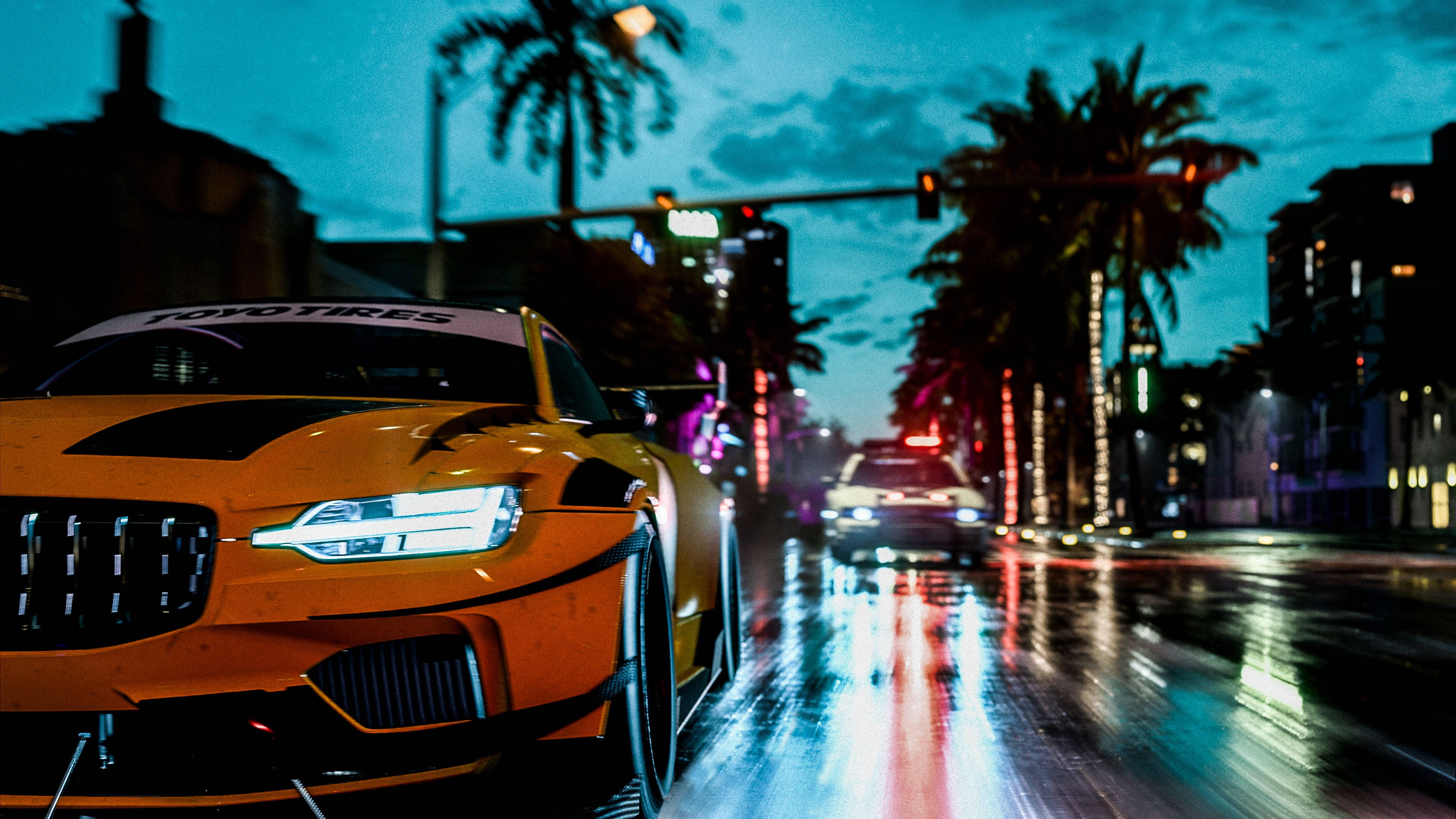 《Need for Speed Heat》極致賽車瞬間 壁紙 — 一輛鮮豔的橙色賽車在夜間沿著濕滑的市區街道飛馳，棕櫚樹和霓虹燈光反射在潮濕的路面上。