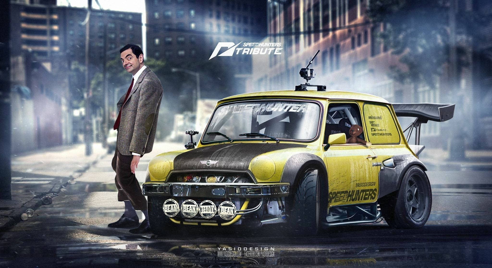 《Need For Speed Heat》與憨豆先生的瘋狂飆車 壁紙 — Mr. Bean 站在一輛經過重度改裝的黃色 Mini Cooper 賽車旁邊，背景是潮濕的城市街道和霧氣瀰漫的建築物。